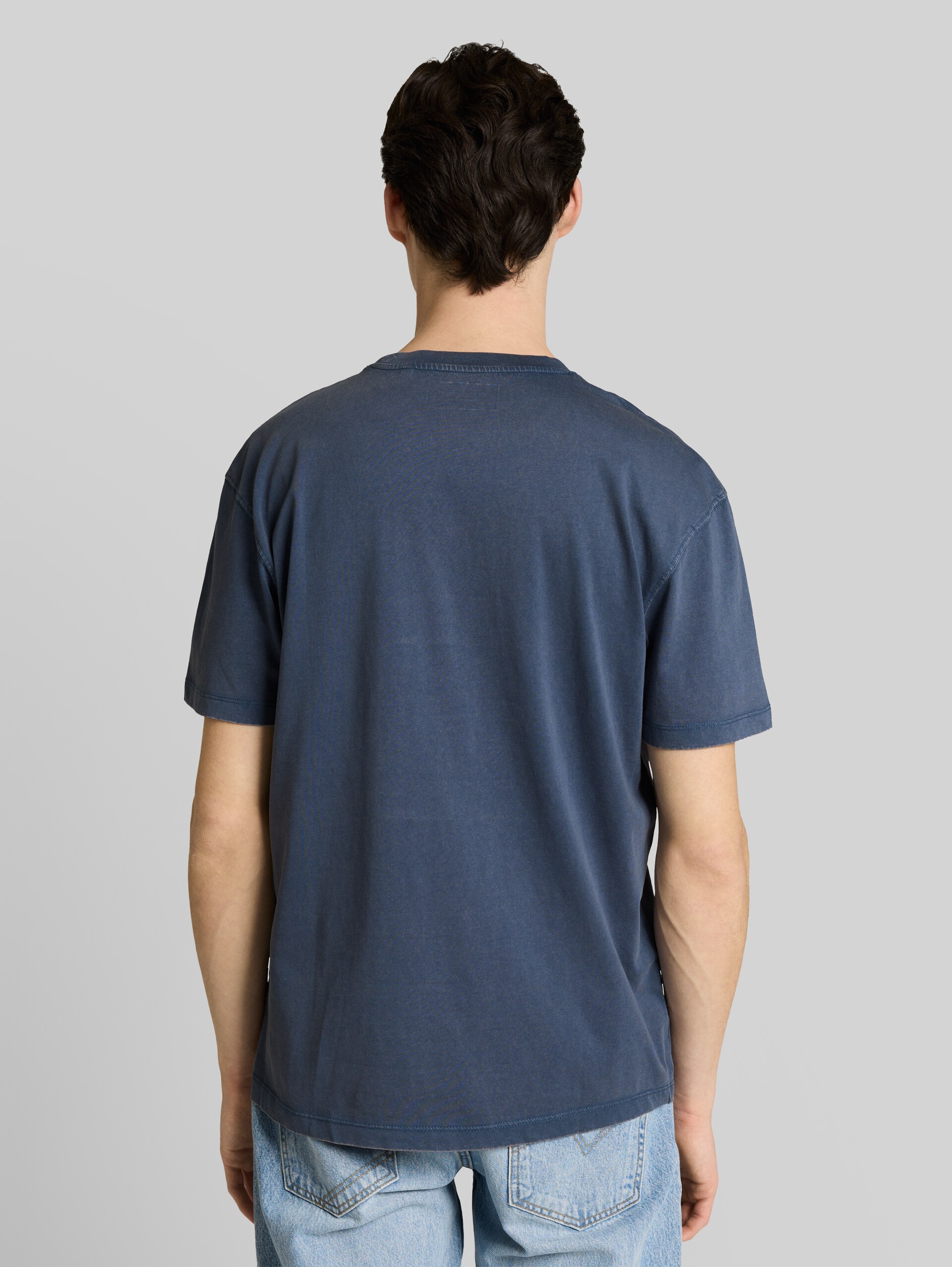 Relaxed Fit T-Shirt aus Baumwolle - nighttime blue - Auschnitt Model-Rückansicht