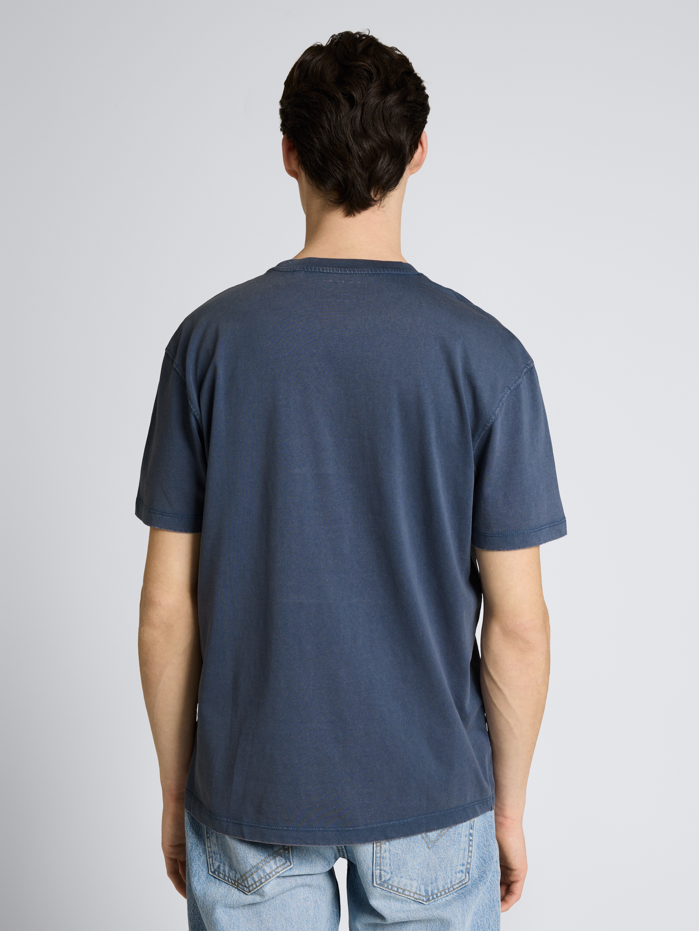 Relaxed fit cotton T-shirt - nighttime blue - Neckline model-back view