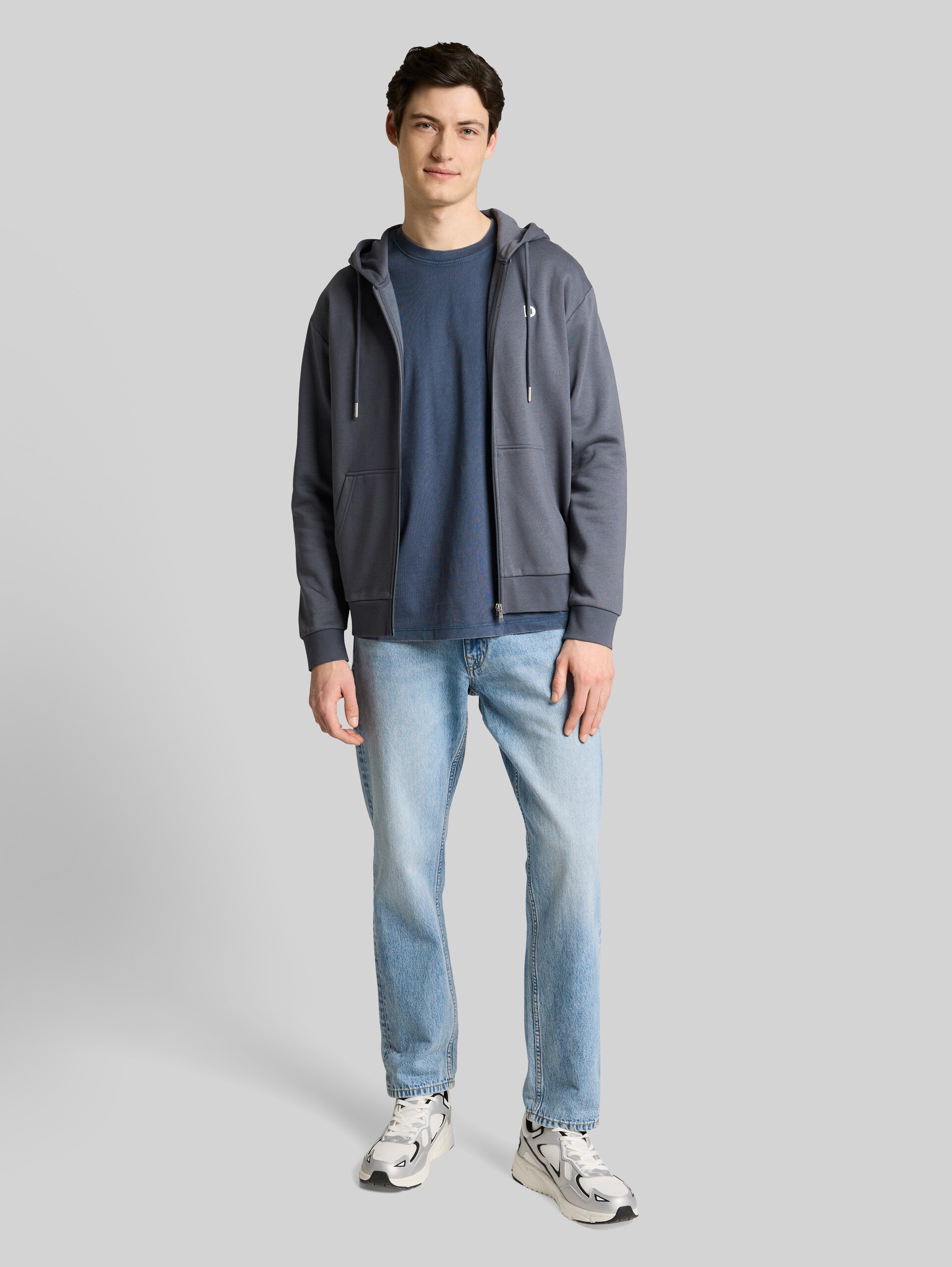 Relaxed Fit T-Shirt aus Baumwolle - nighttime blue - Model-Vorderansicht