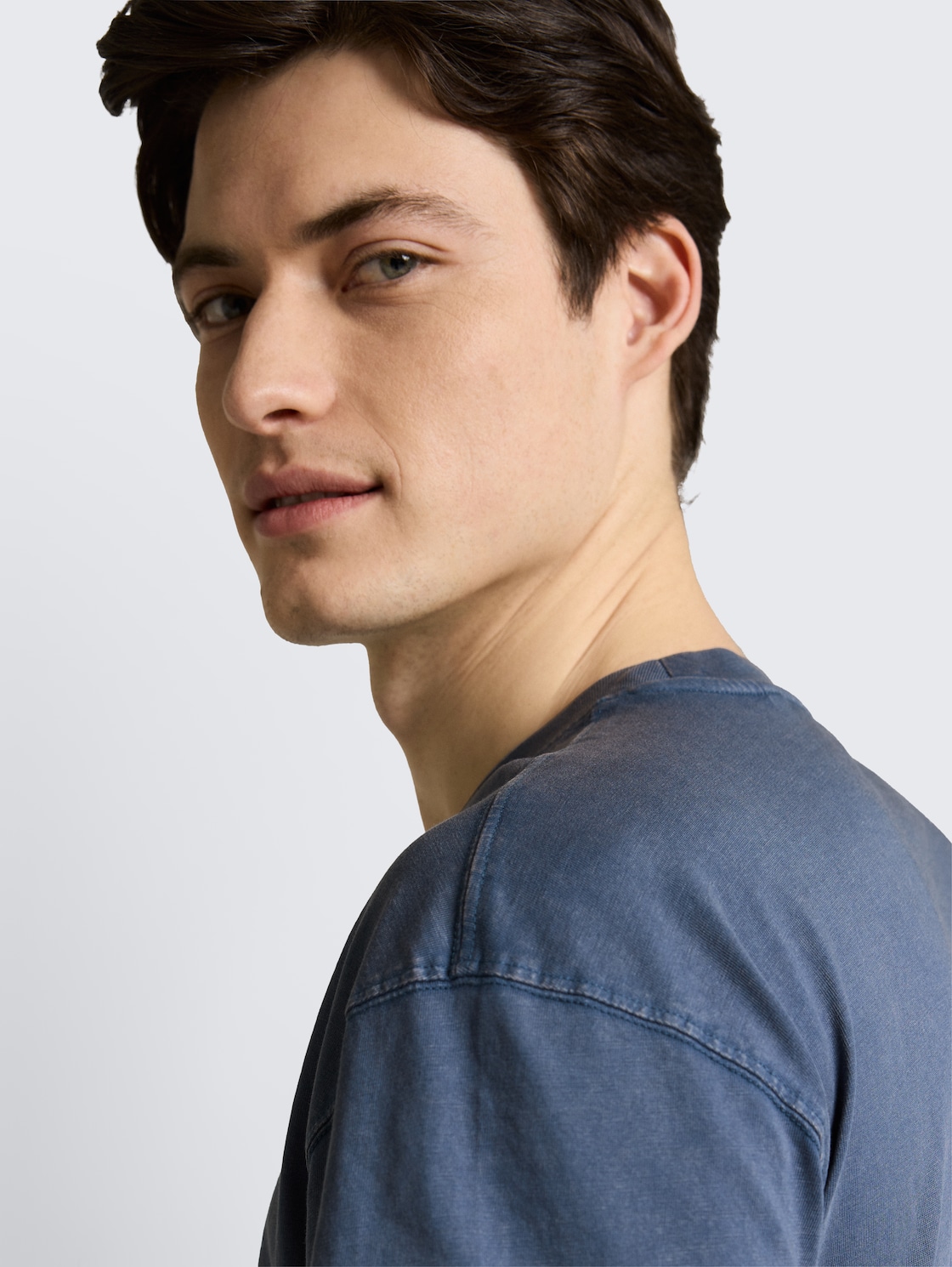 Relaxed Fit T-Shirt aus Baumwolle - nighttime blue - Detail-Model-Ansicht