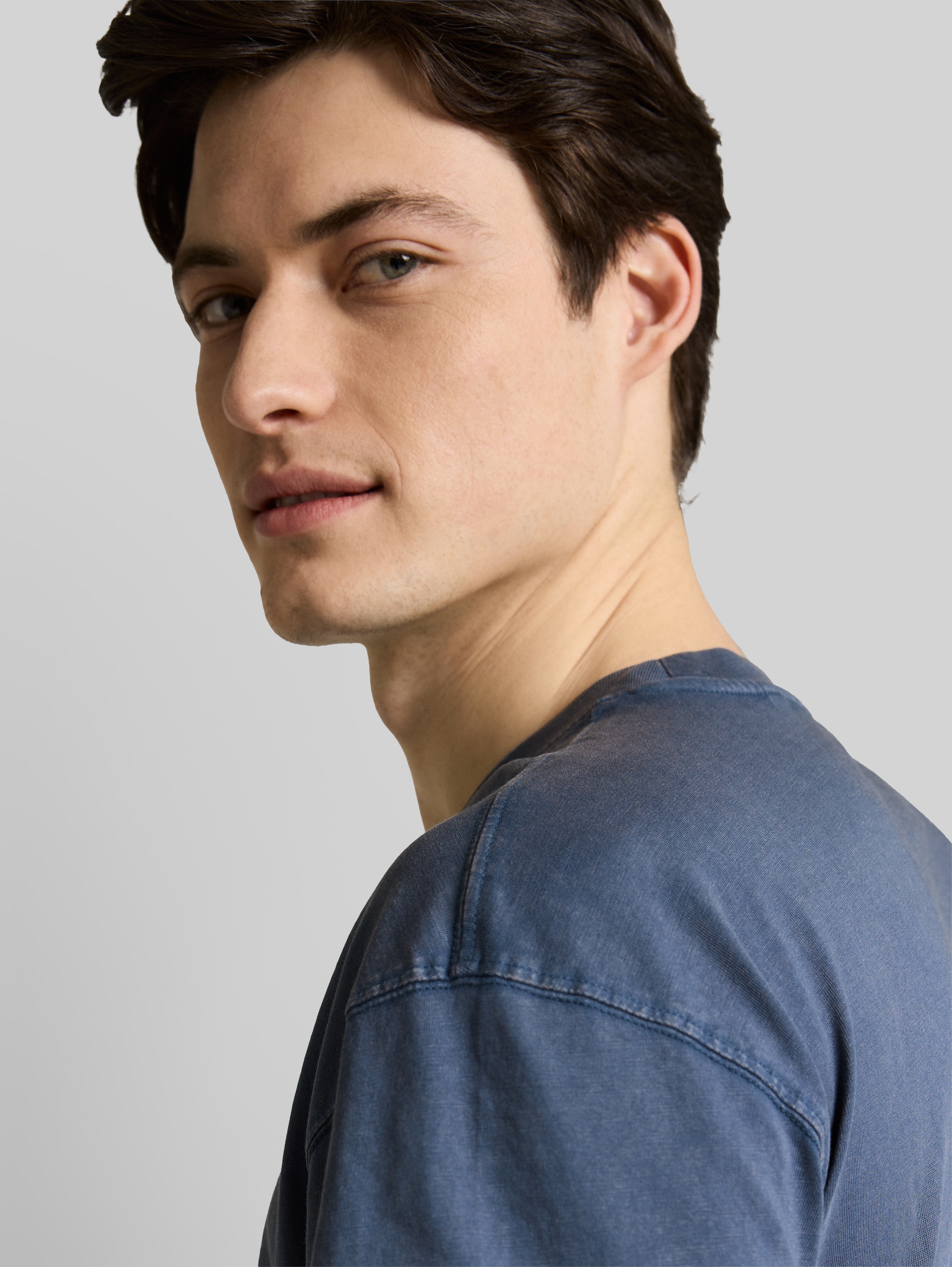Relaxed Fit T-Shirt aus Baumwolle - nighttime blue - Detail-Model-Ansicht