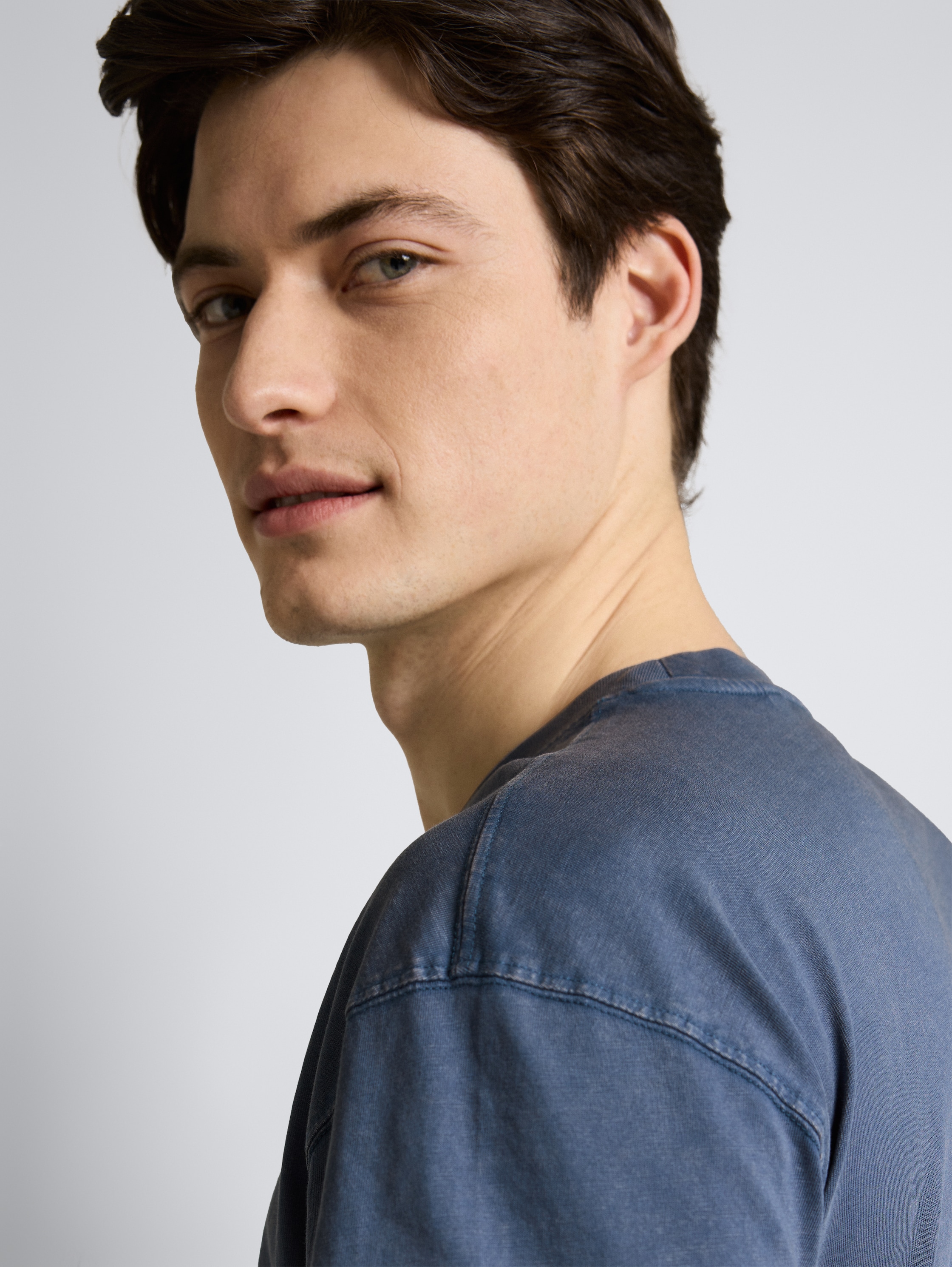 Relaxed fit cotton T-shirt - nighttime blue - Detail model view