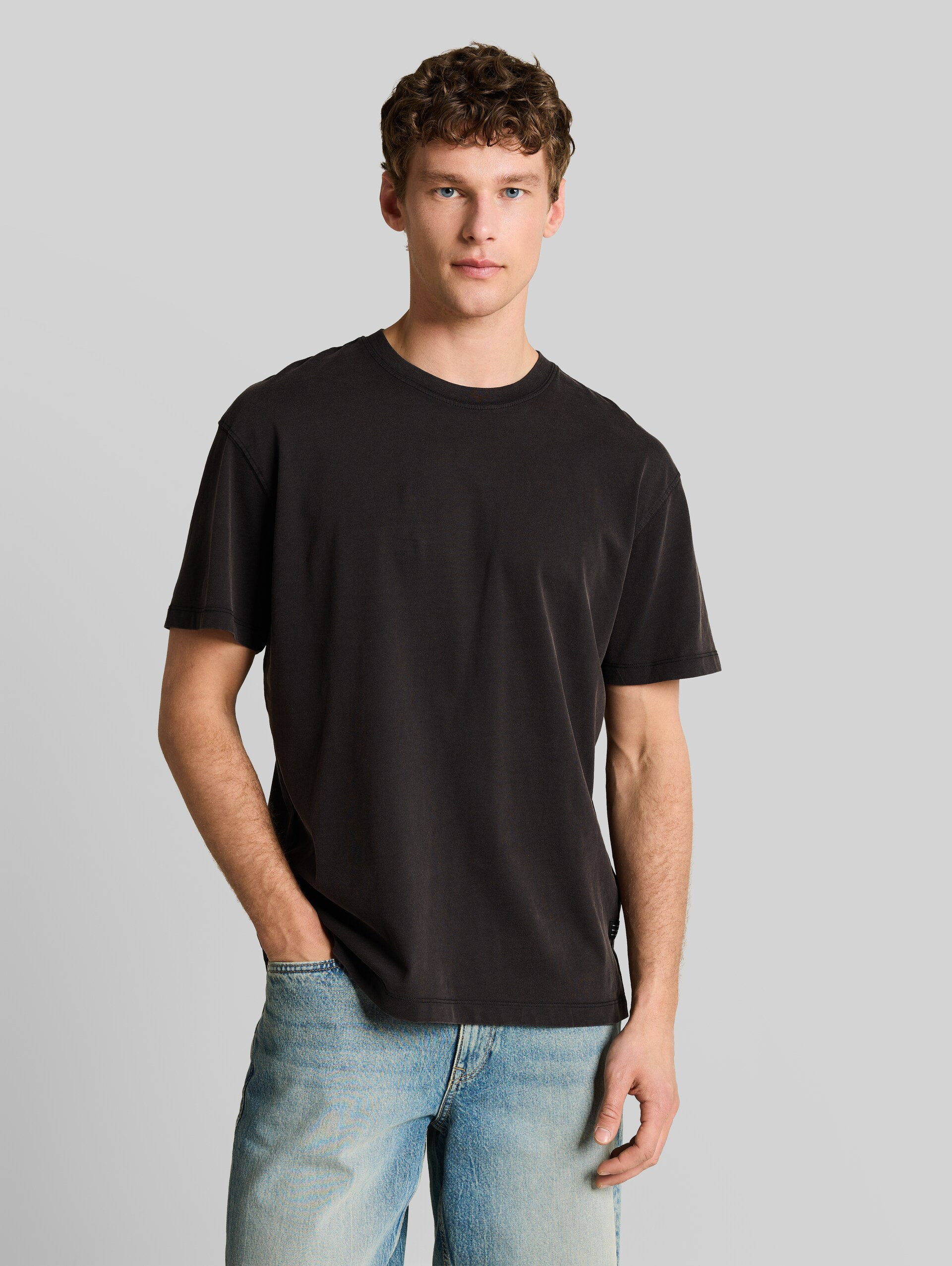 Relaxed fit cotton T-shirt - Black - Neckline model front view