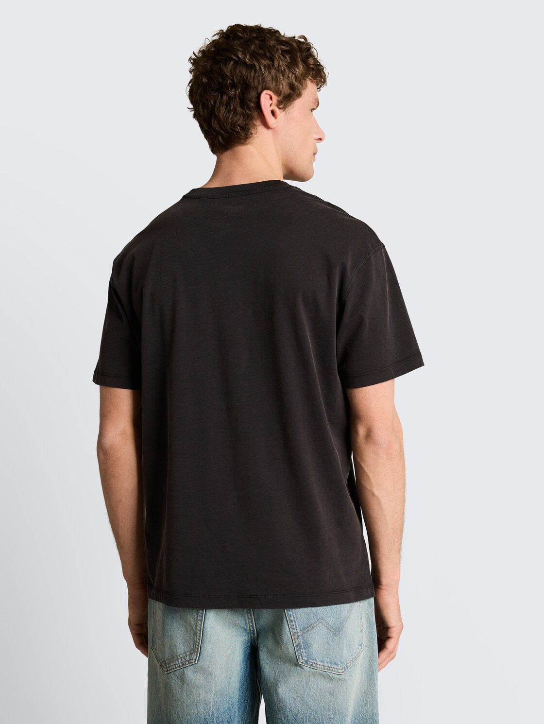 Relaxed Fit T-Shirt aus Baumwolle - Black - Auschnitt Model-Rückansicht