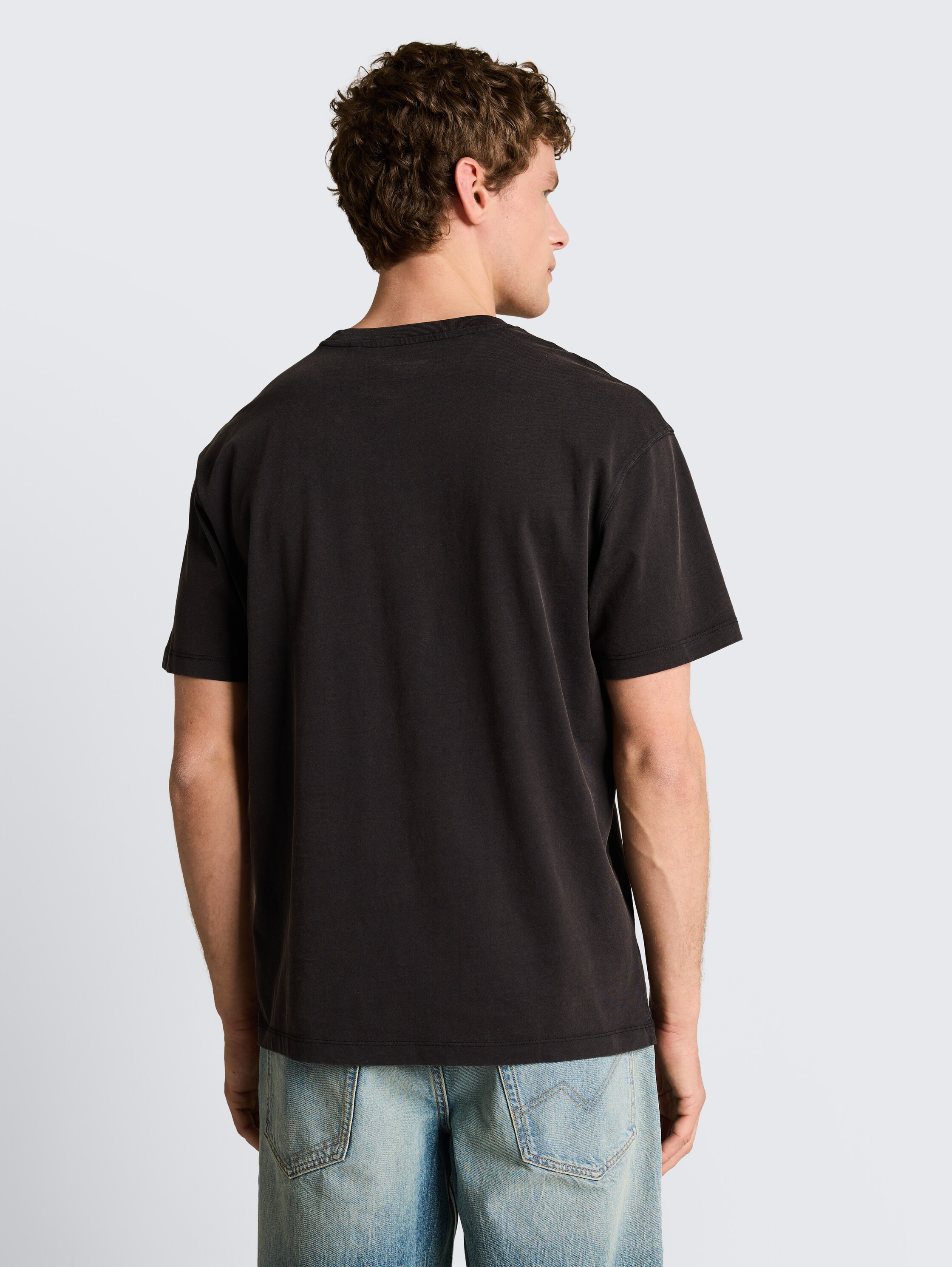 Relaxed Fit T-Shirt aus Baumwolle - Black - Auschnitt Model-Rückansicht