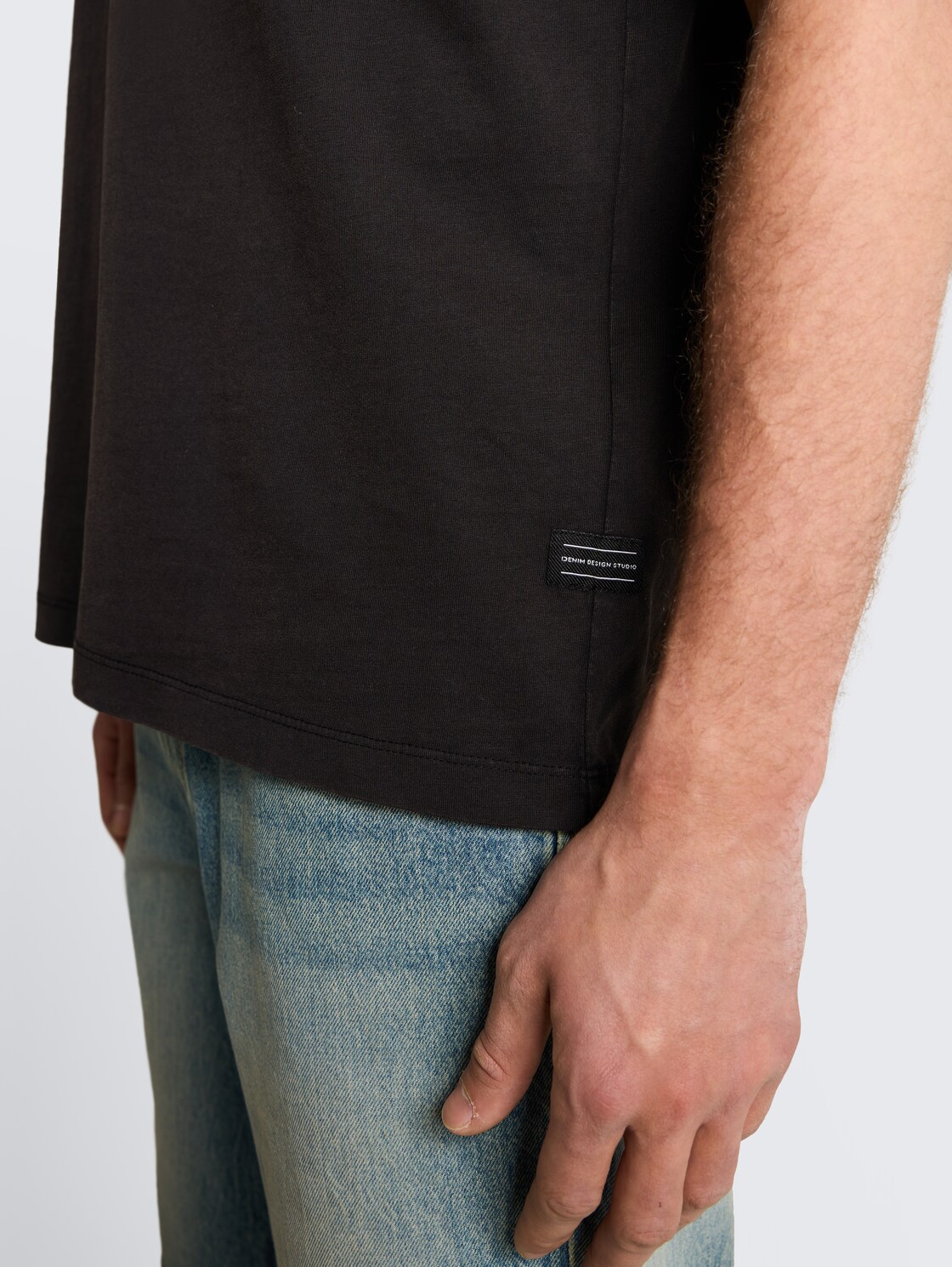 Relaxed Fit T-Shirt aus Baumwolle - Black - Detail-Model-Ansicht