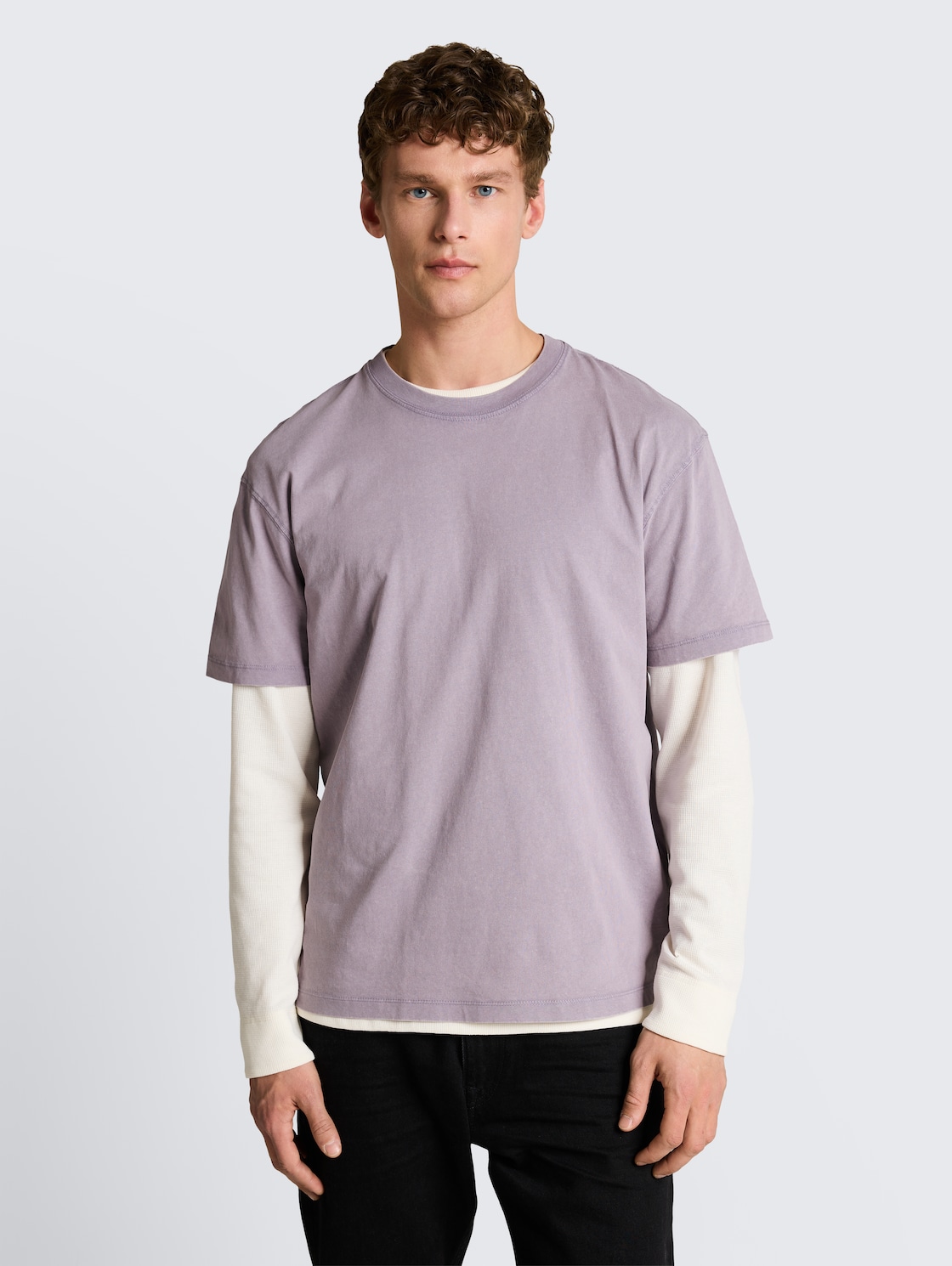 Relaxed Fit T-Shirt aus Baumwolle - soft lilac grey - Ausschnitt Model-Vorderansicht