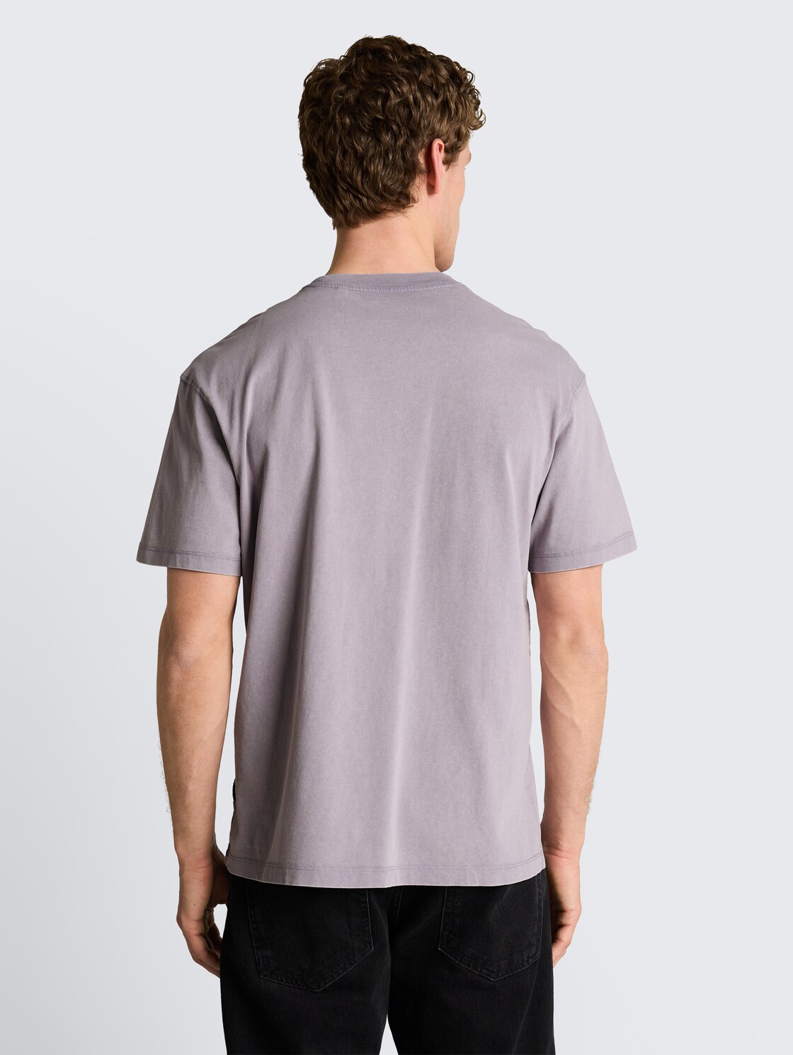 Relaxed Fit T-Shirt aus Baumwolle - soft lilac grey - Auschnitt Model-Rückansicht