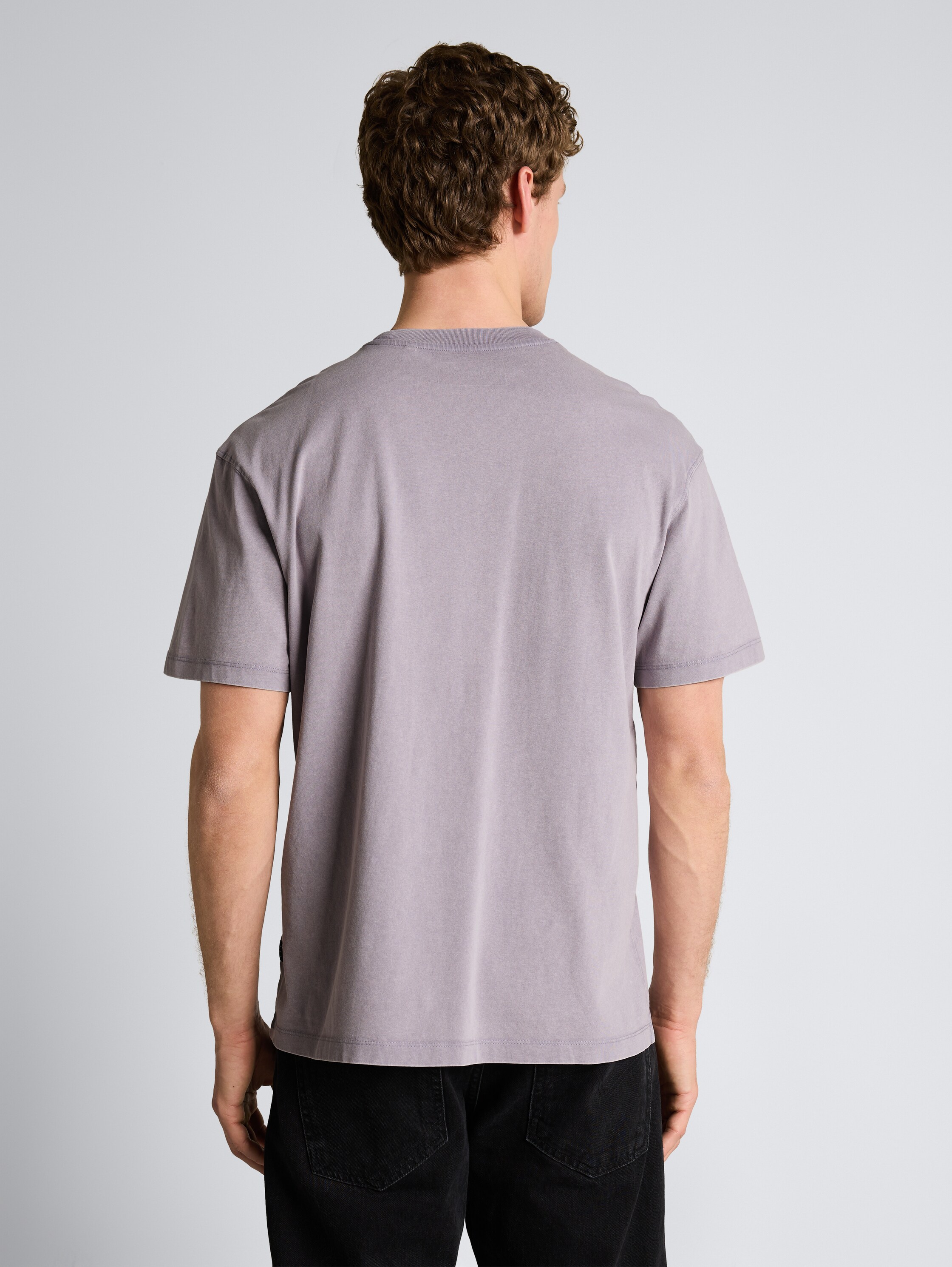 Relaxed fit T-shirt van katoen - soft lilac grey - Neklijn model-achteraanzicht