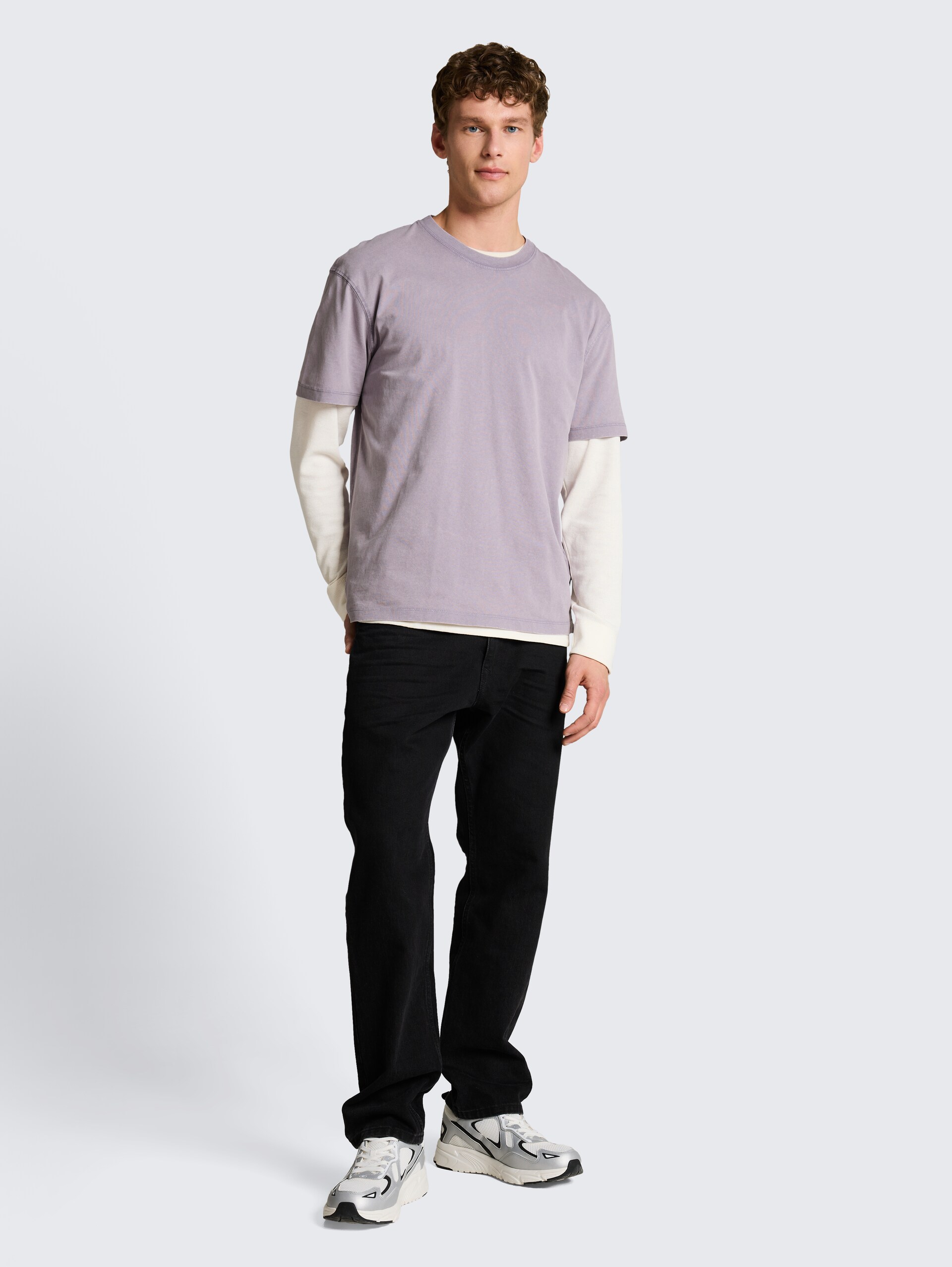 Relaxed Fit T-Shirt aus Baumwolle - soft lilac grey - Model-Vorderansicht
