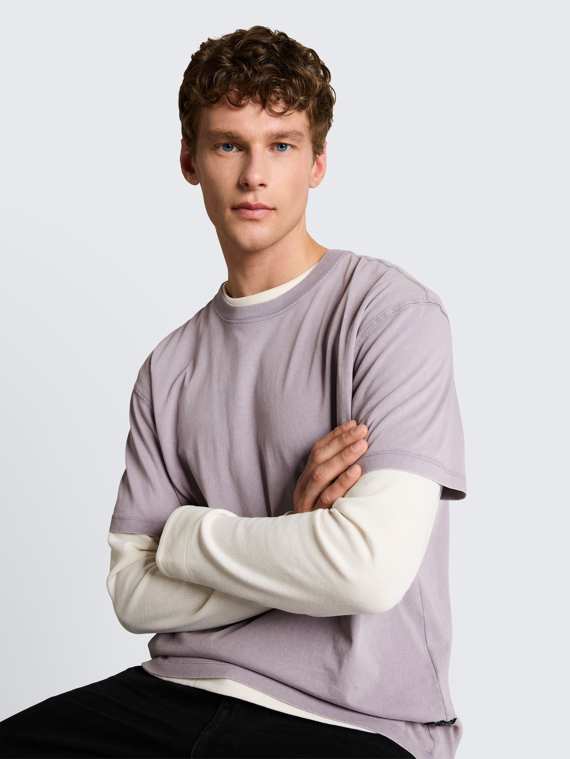 Relaxed Fit T-Shirt aus Baumwolle - soft lilac grey - Detail-Model-Ansicht