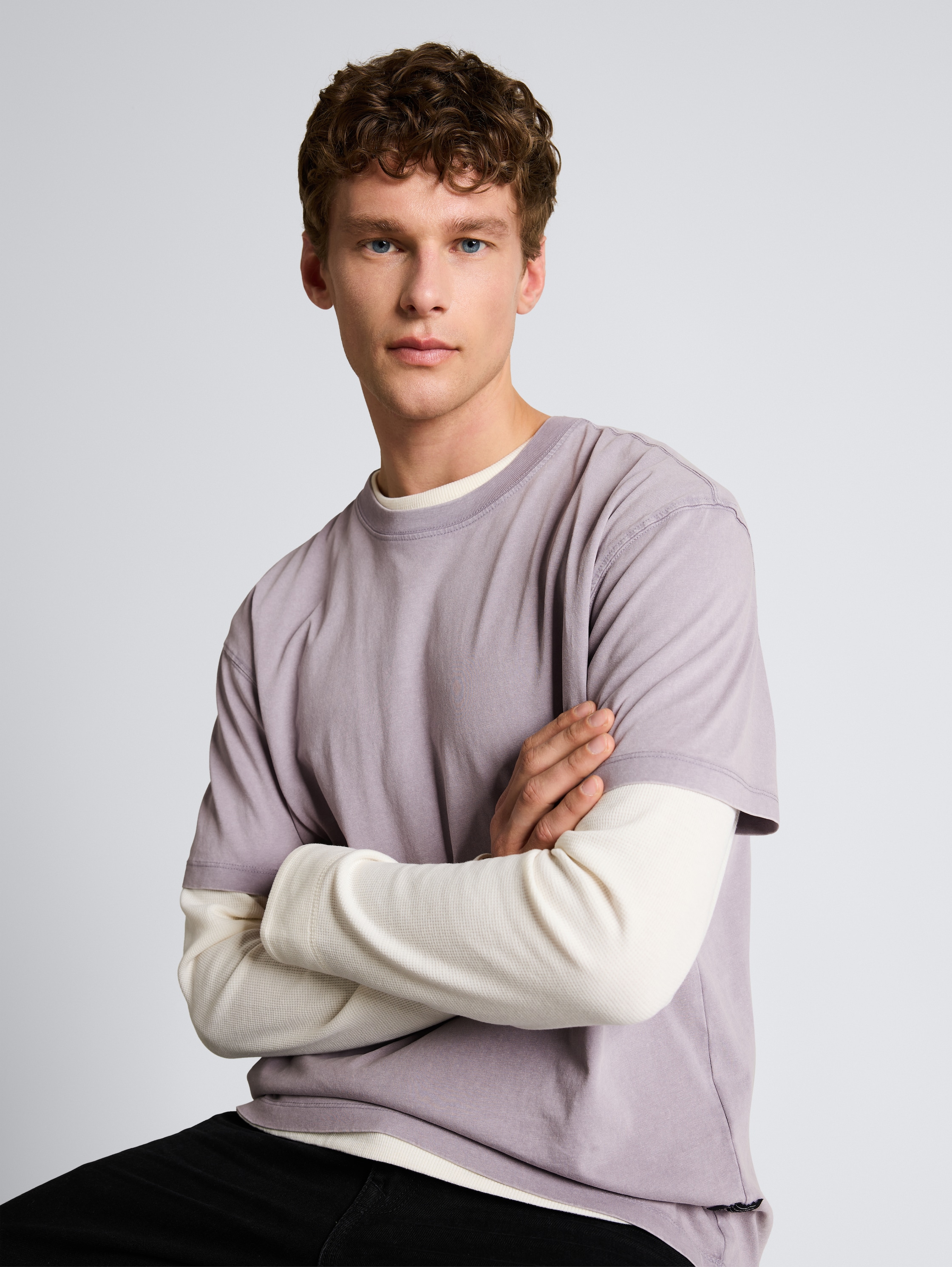 Relaxed fit T-shirt van katoen - soft lilac grey - Detailaanzicht model