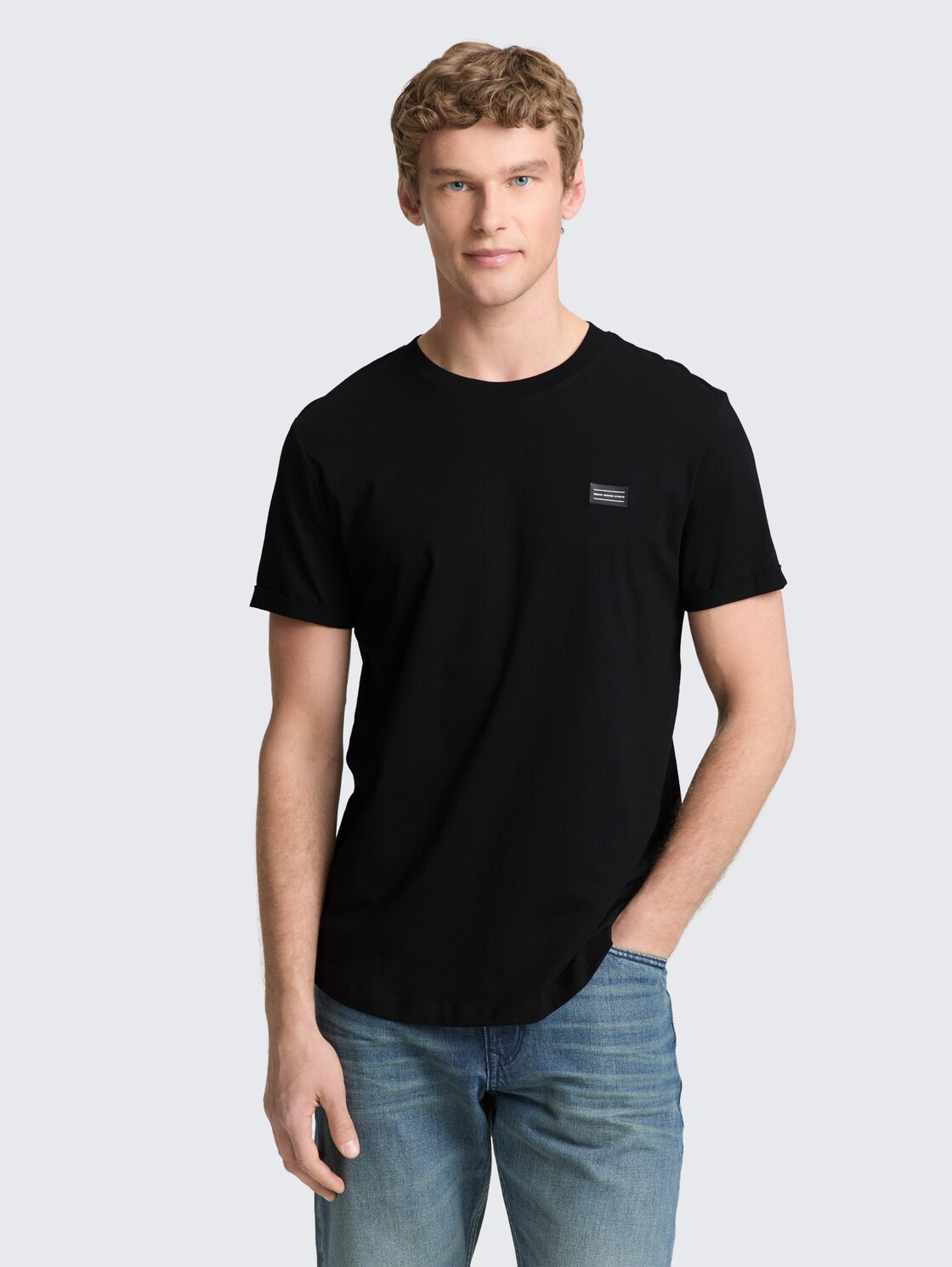 T-Shirt aus Baumwolle - Black - Ausschnitt Model-Vorderansicht