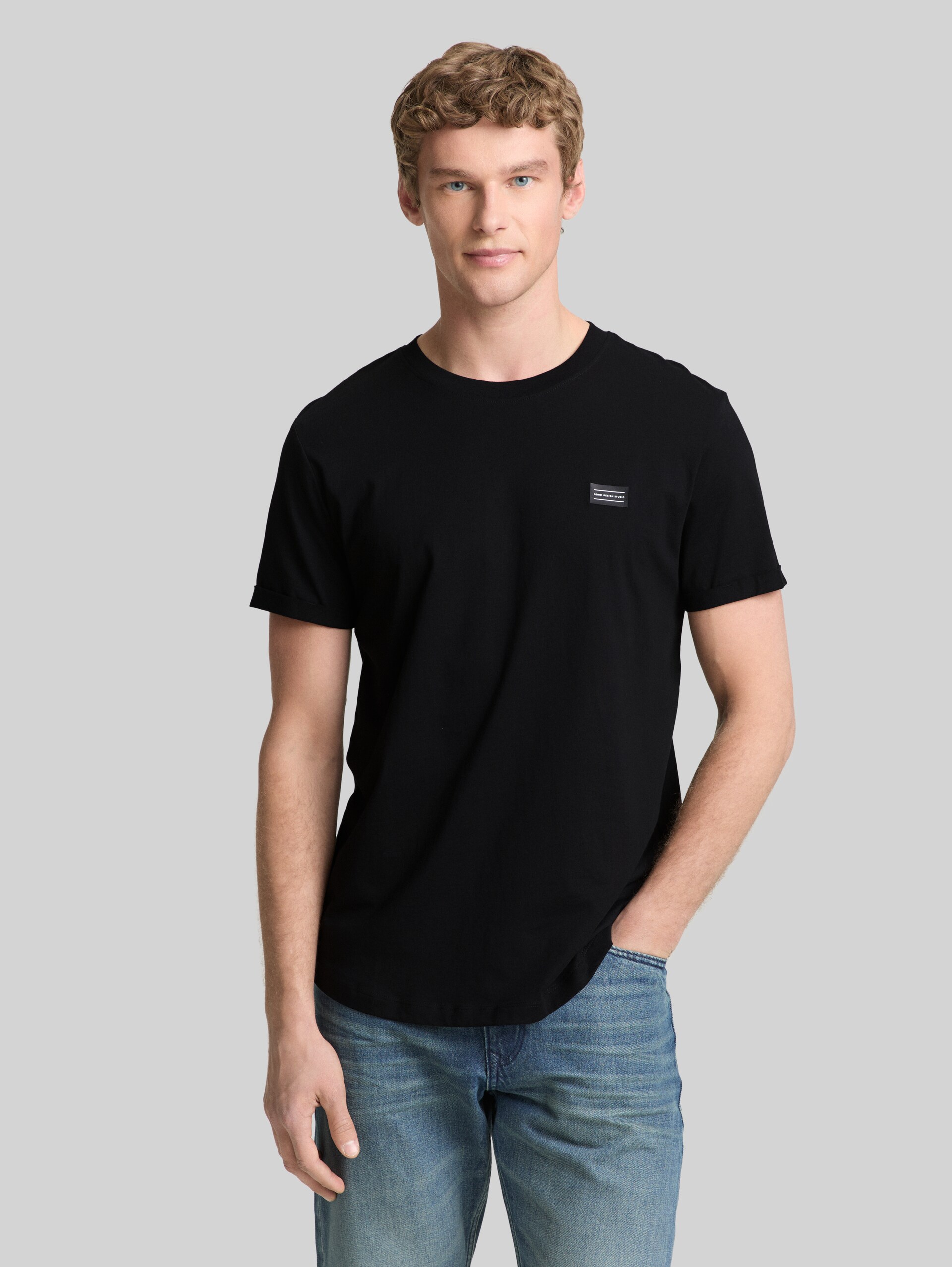 Cotton T-shirt - Black - Neckline model front view