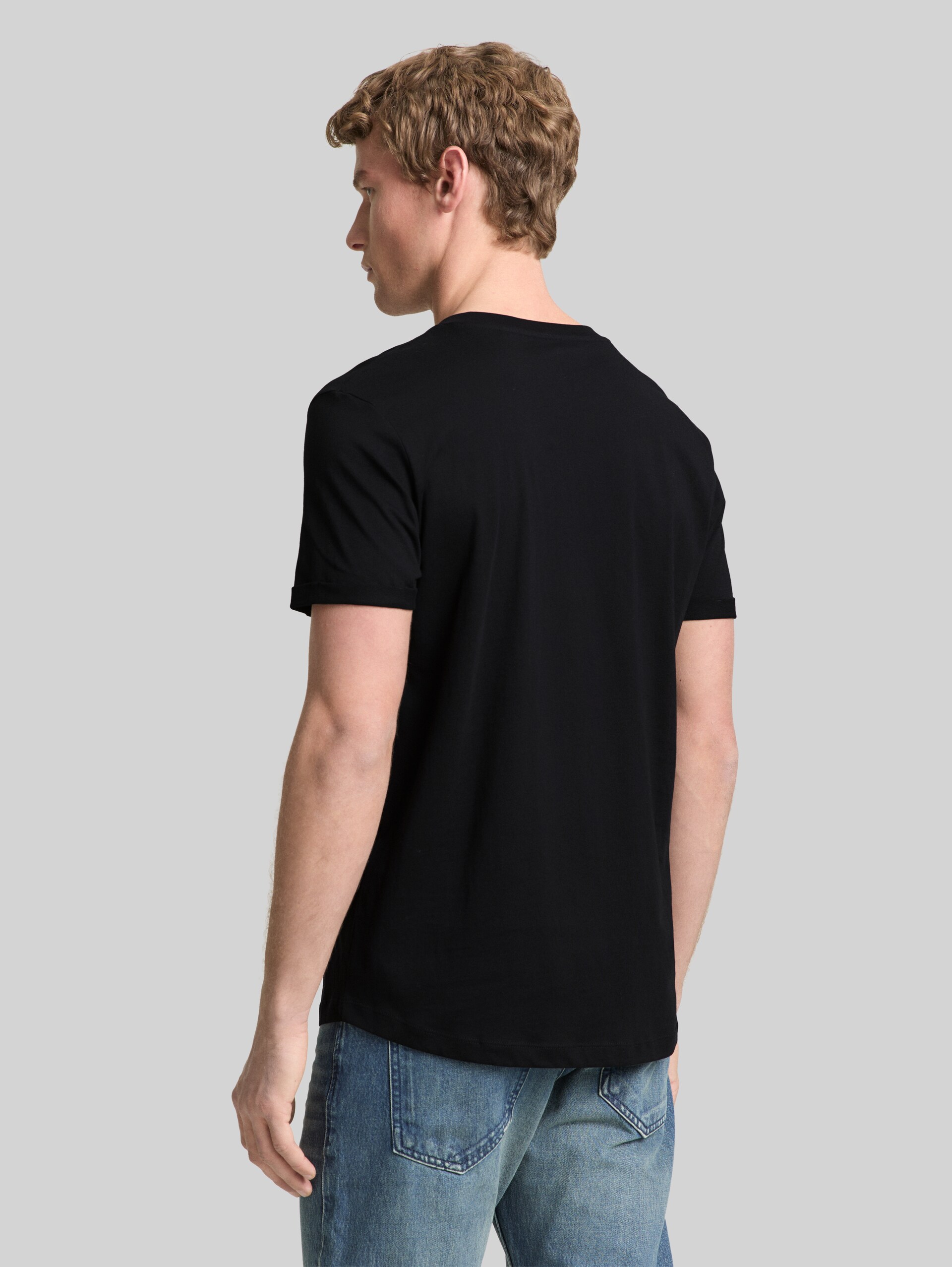 Cotton T-shirt - Black - Neckline model-back view