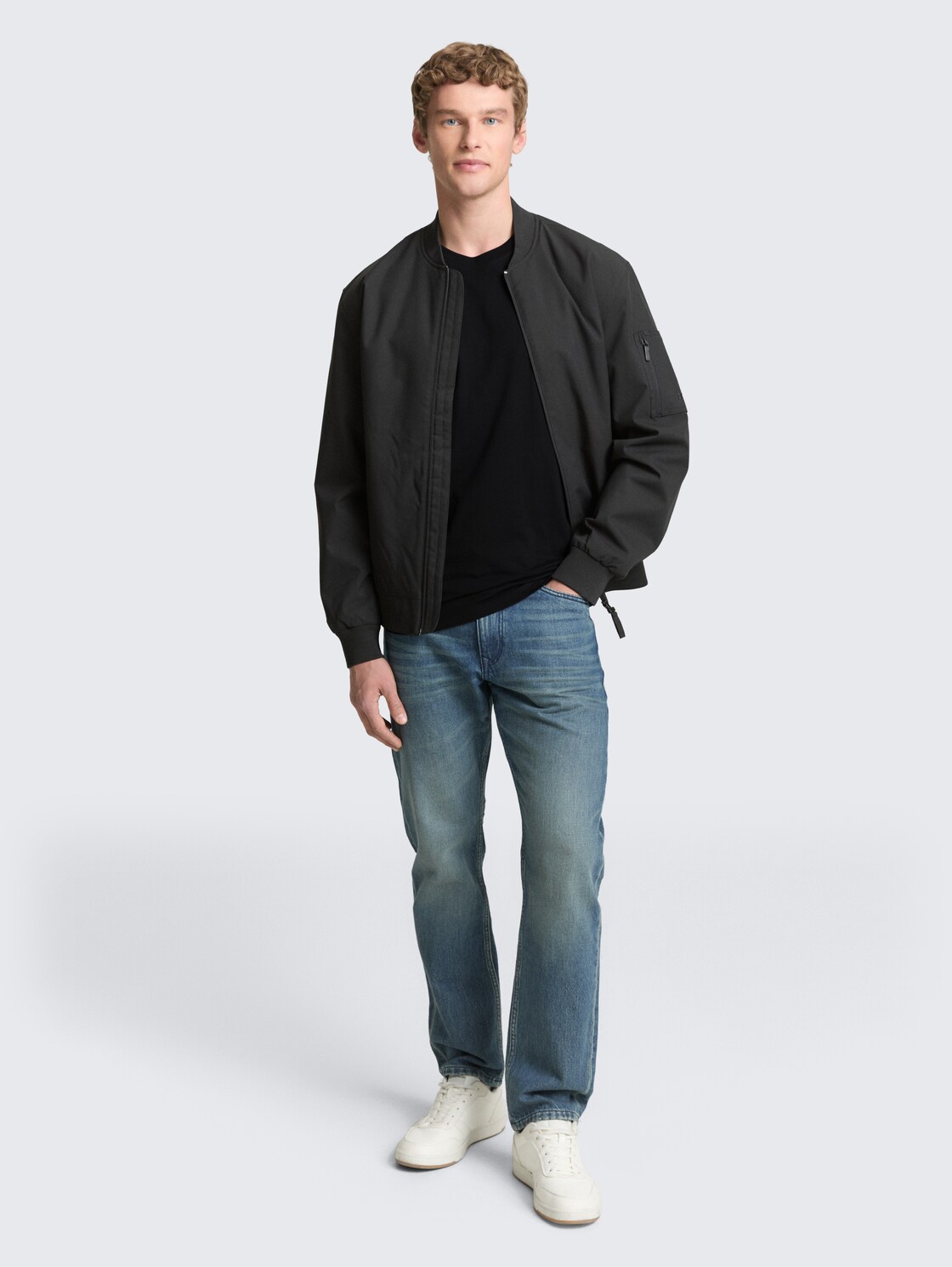 T-Shirt aus Baumwolle - Black - Model-Vorderansicht