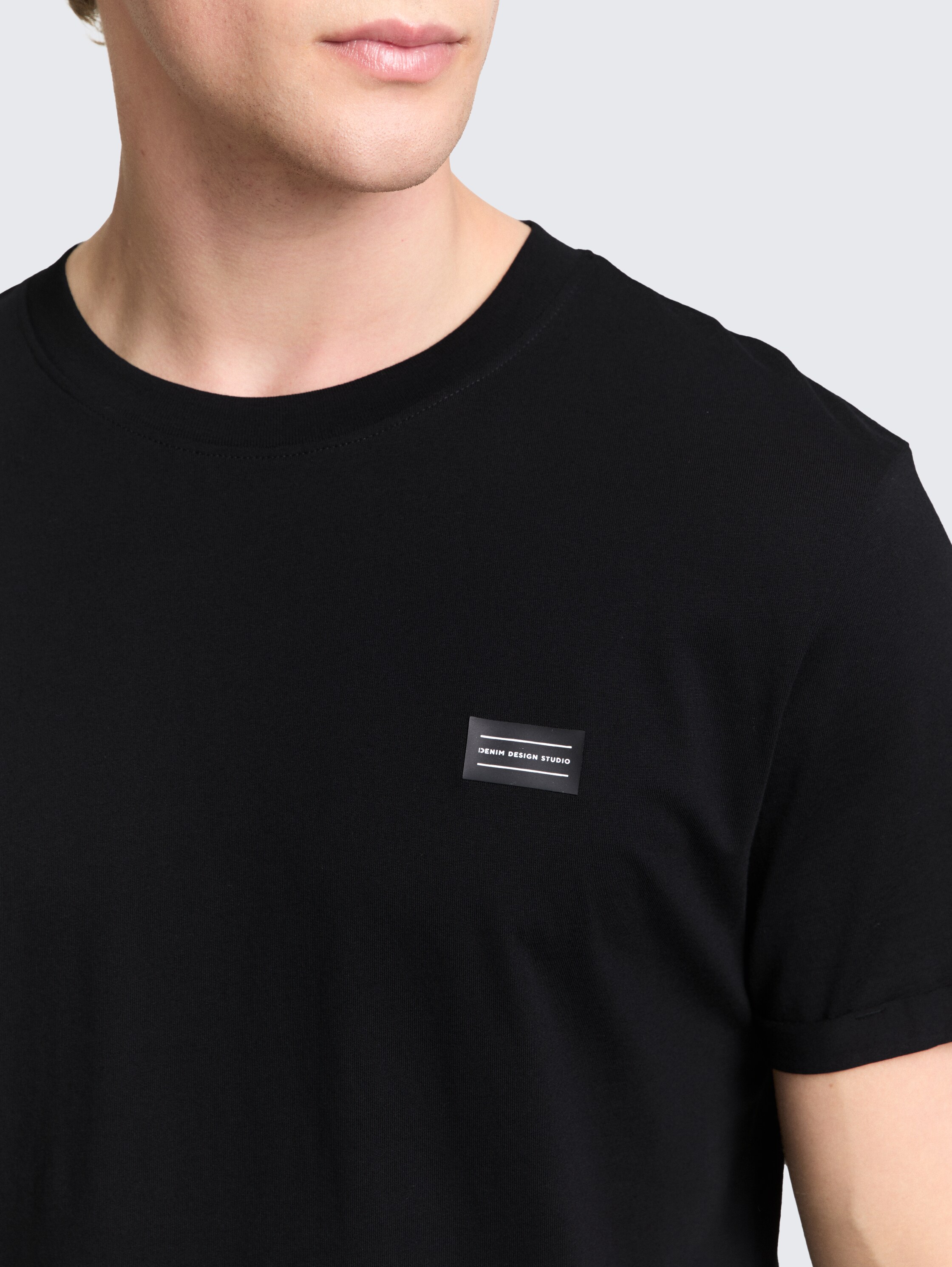 T-shirt en coton - Black - Vue détaillée du modèle