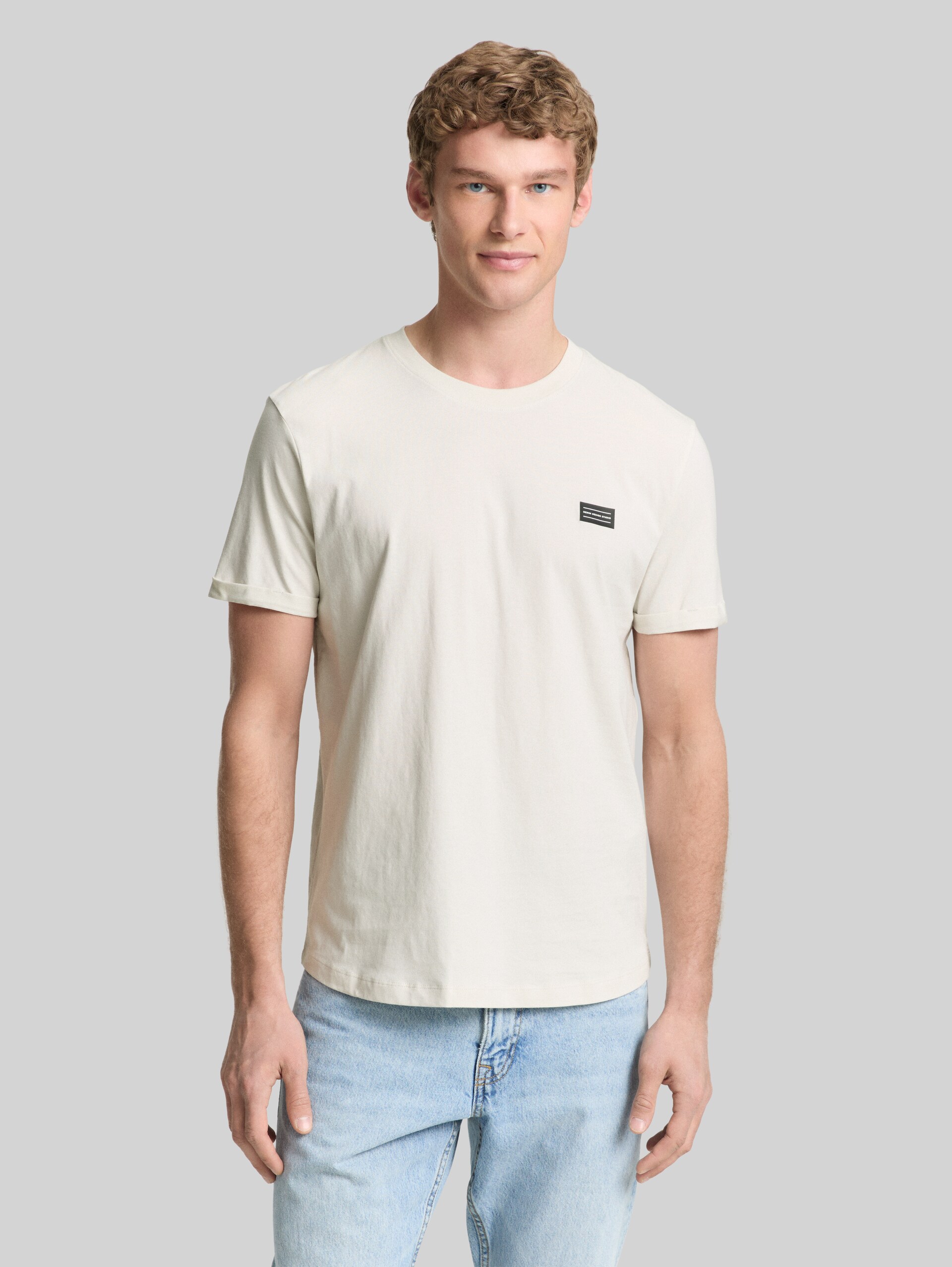 Cotton T-shirt - greyish white - Neckline model front view
