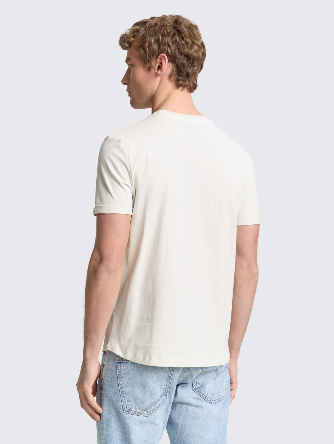 T-Shirt aus Baumwolle - greyish white - Auschnitt Model-Rückansicht