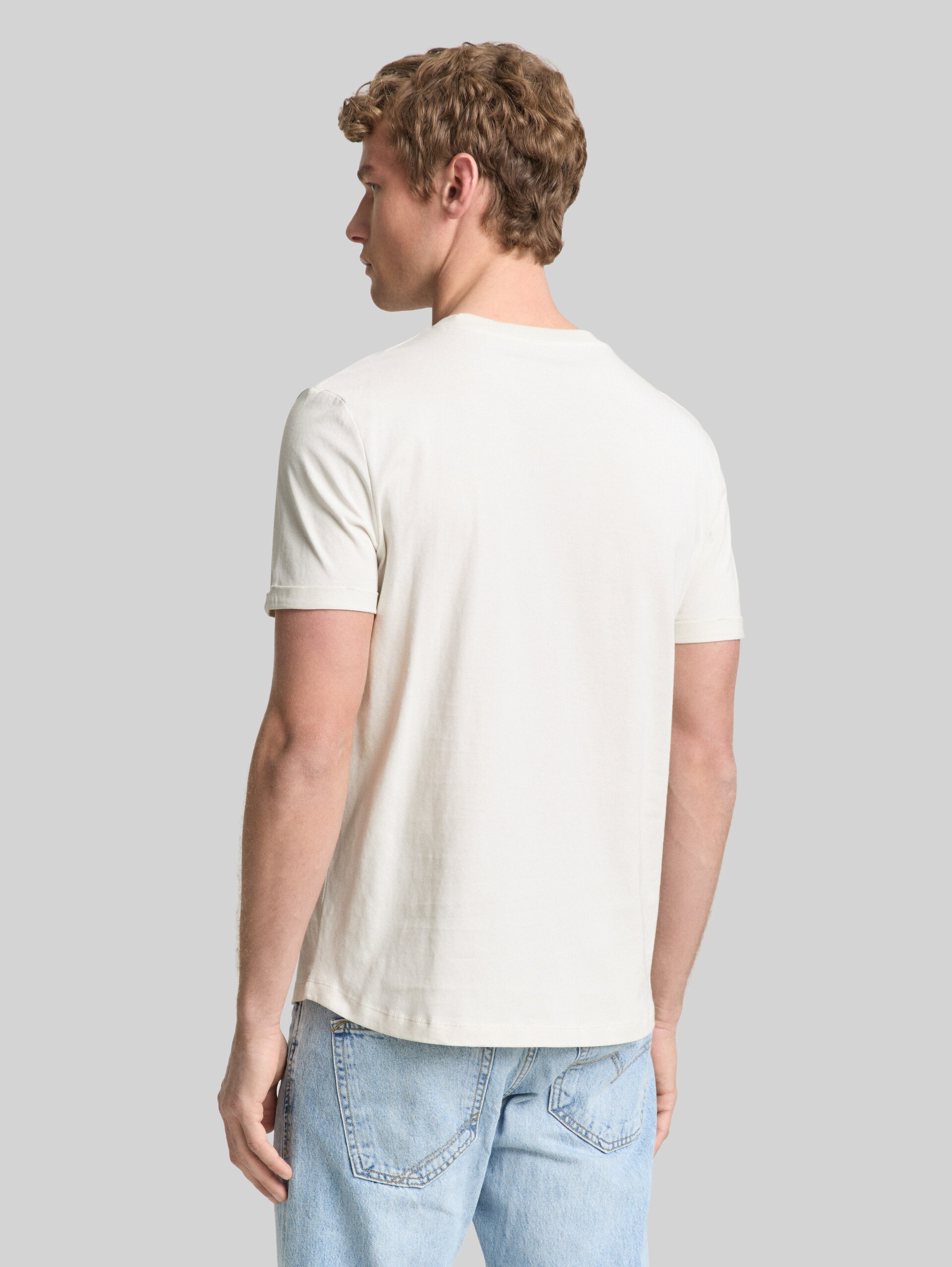 Cotton T-shirt - greyish white - Neckline model-back view