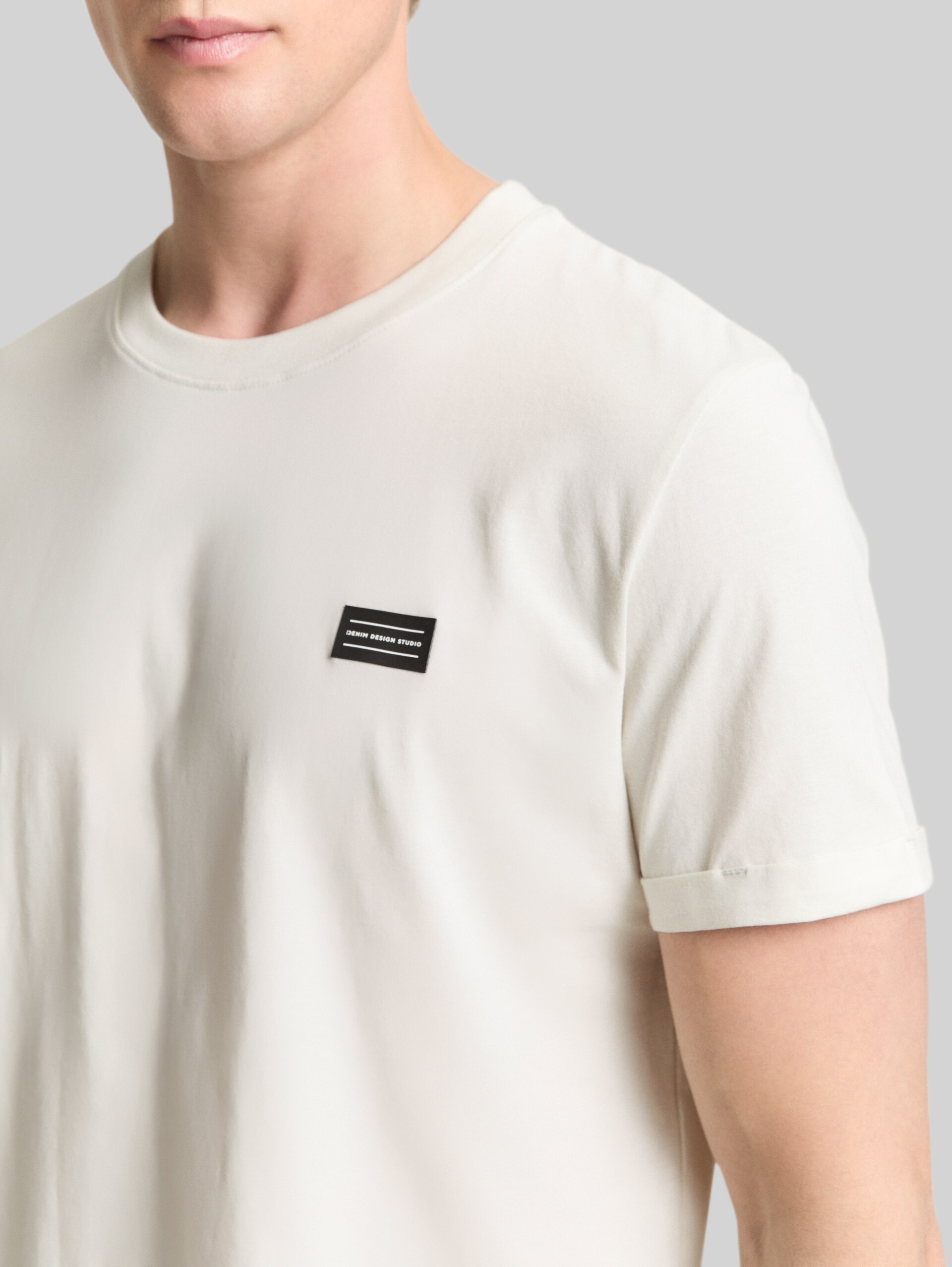 Cotton T-shirt - greyish white - Detail model view