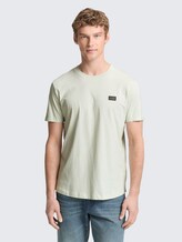 T-Shirt aus Baumwolle - frozen light mint - Ausschnitt Model-Vorderansicht