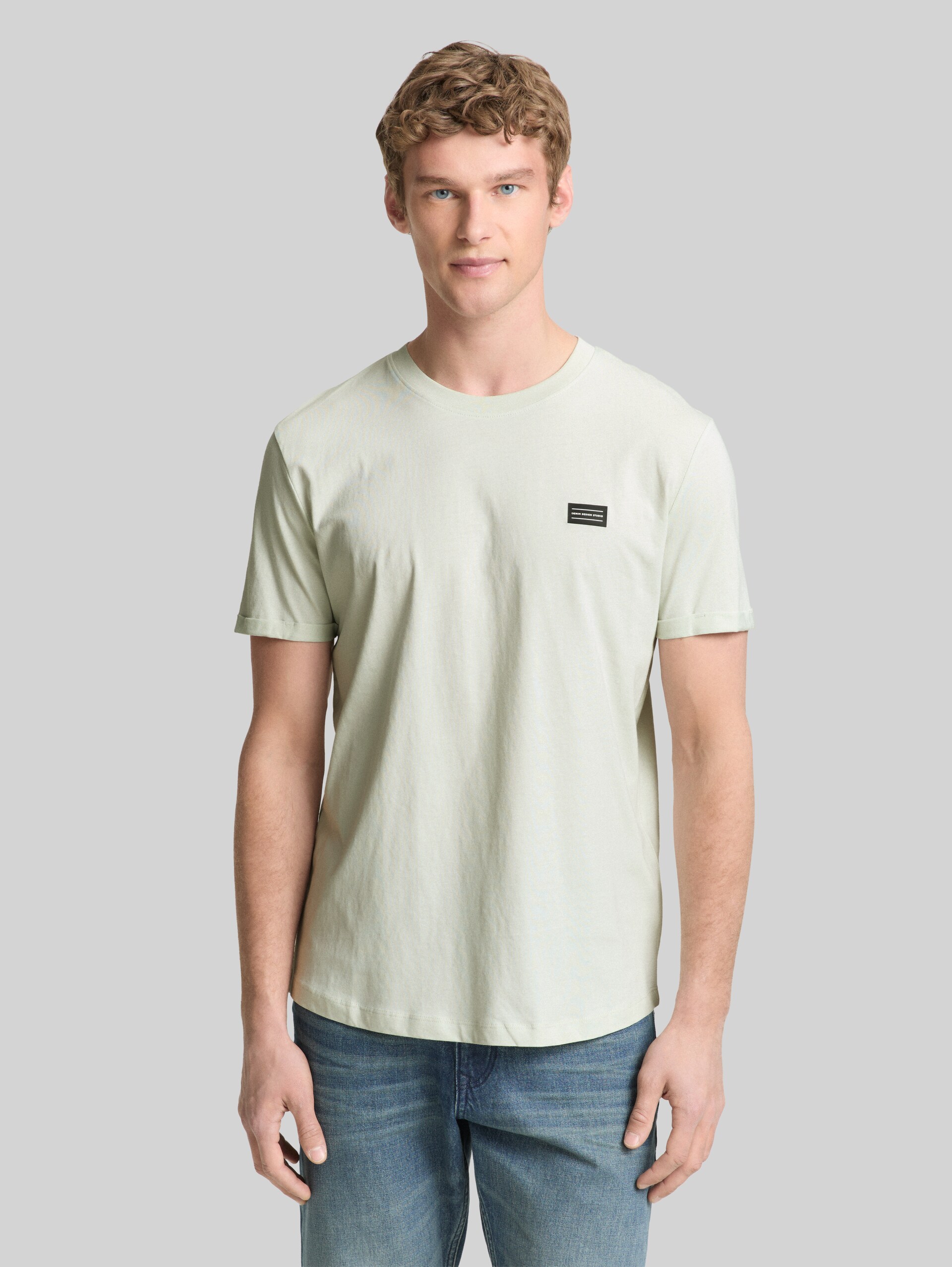 Cotton T-shirt - frozen light mint - Neckline model front view