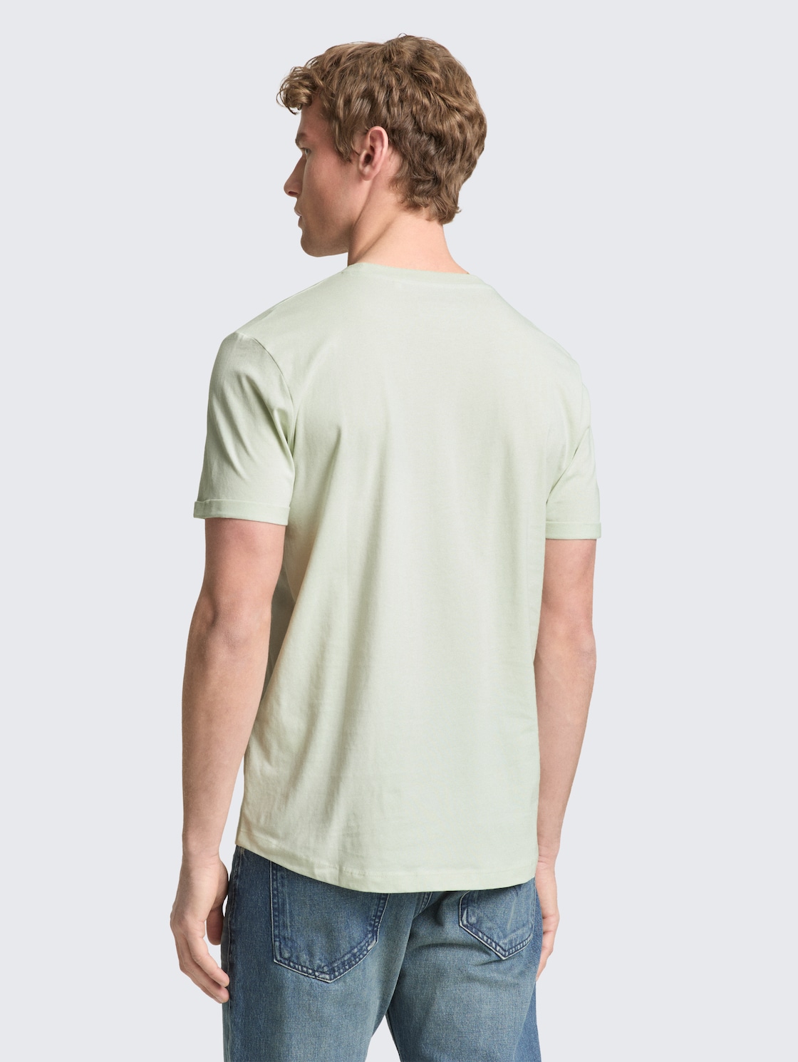 T-Shirt aus Baumwolle - frozen light mint - Auschnitt Model-Rückansicht