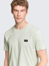 T-Shirt aus Baumwolle - frozen light mint - Detail-Model-Ansicht