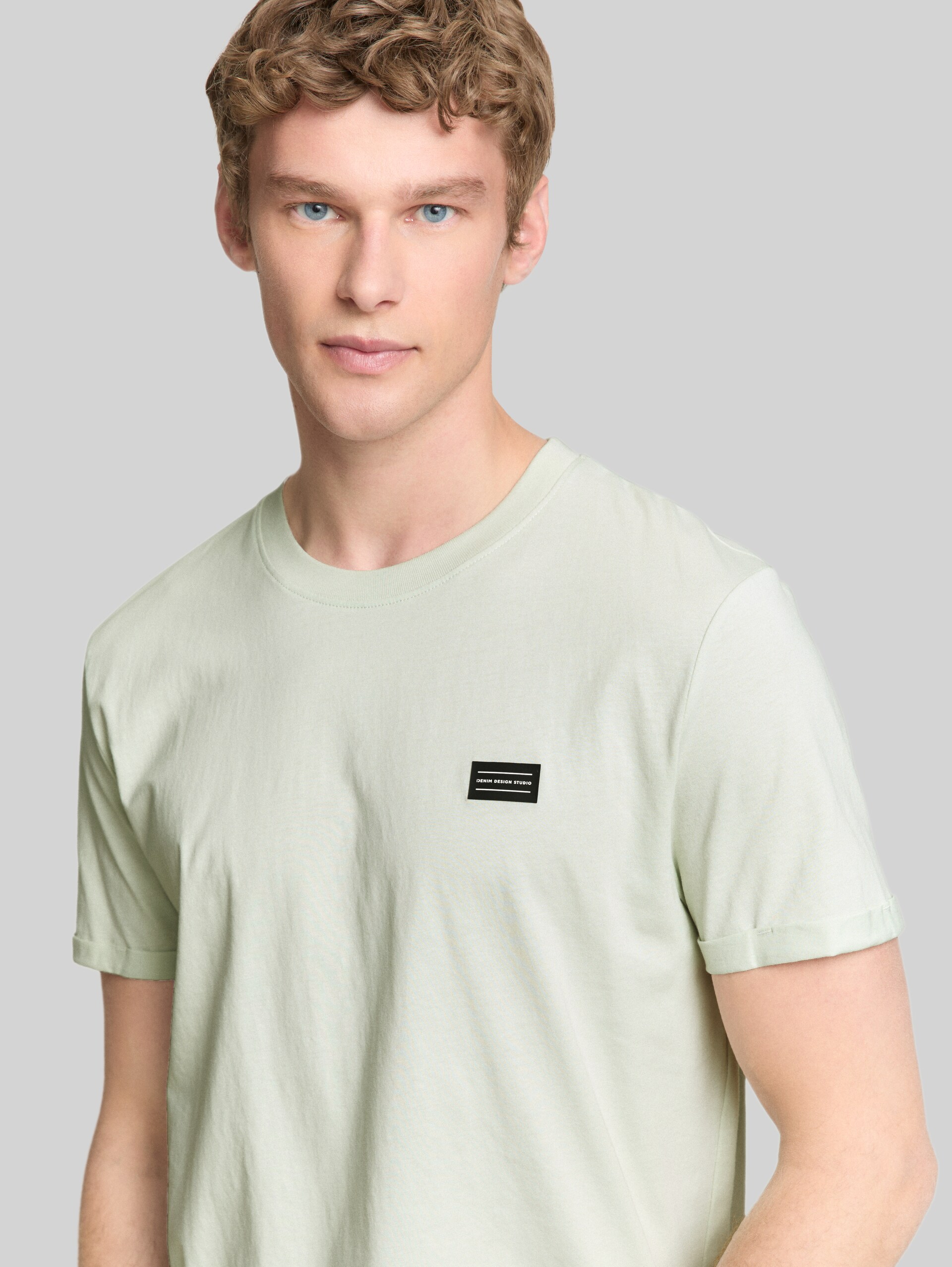 Cotton T-shirt - frozen light mint - Detail model view