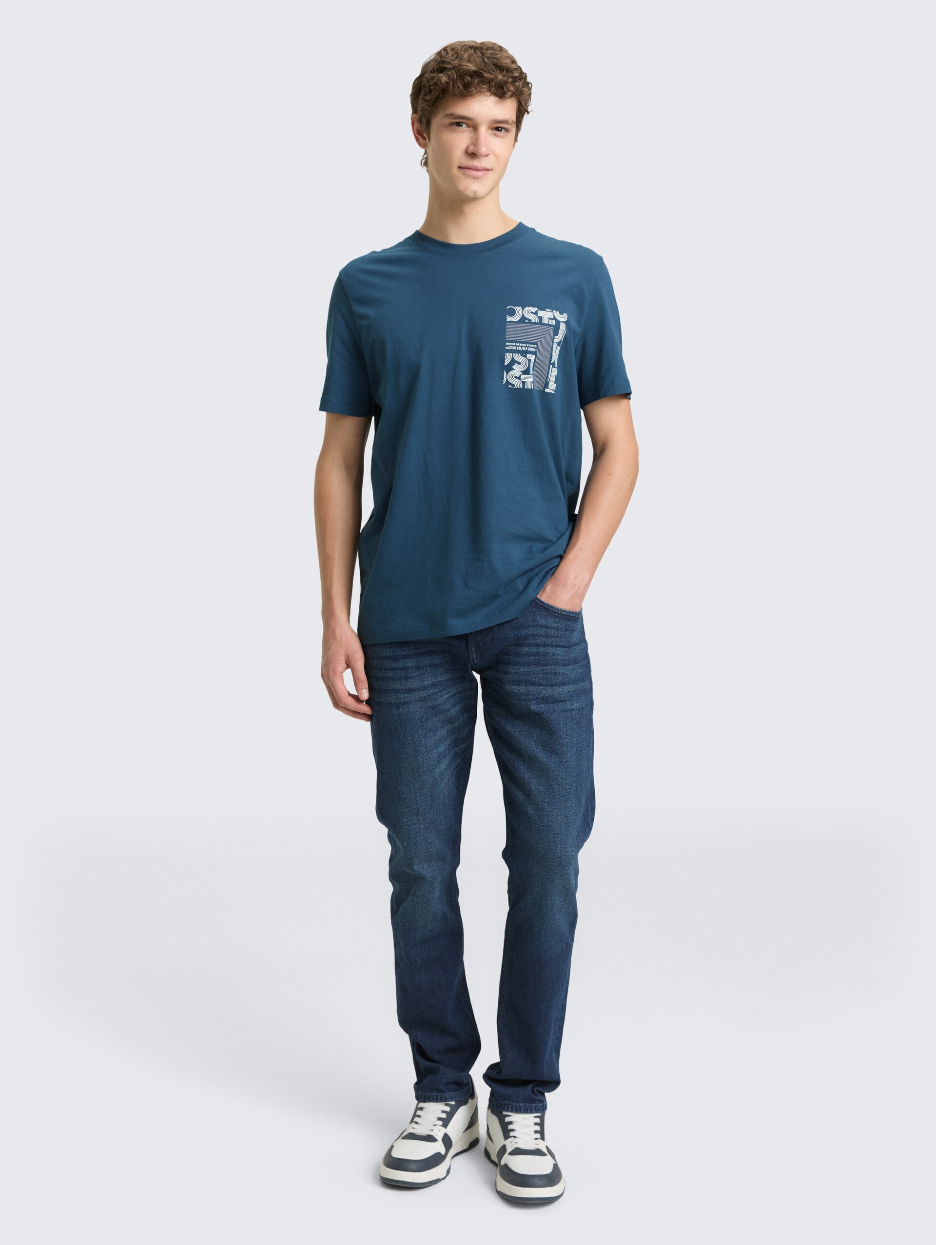 T-Shirt mit Print - nighttime blue - Model-Vorderansicht