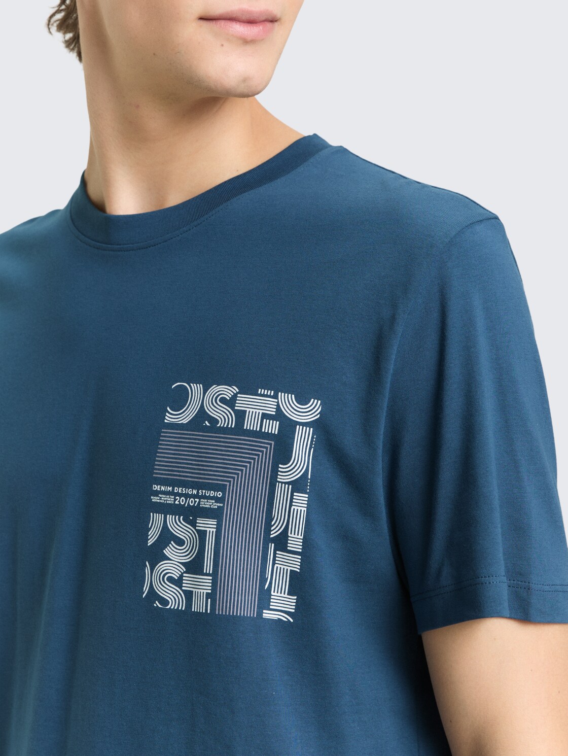 T-Shirt mit Print - nighttime blue - Detail-Model-Ansicht