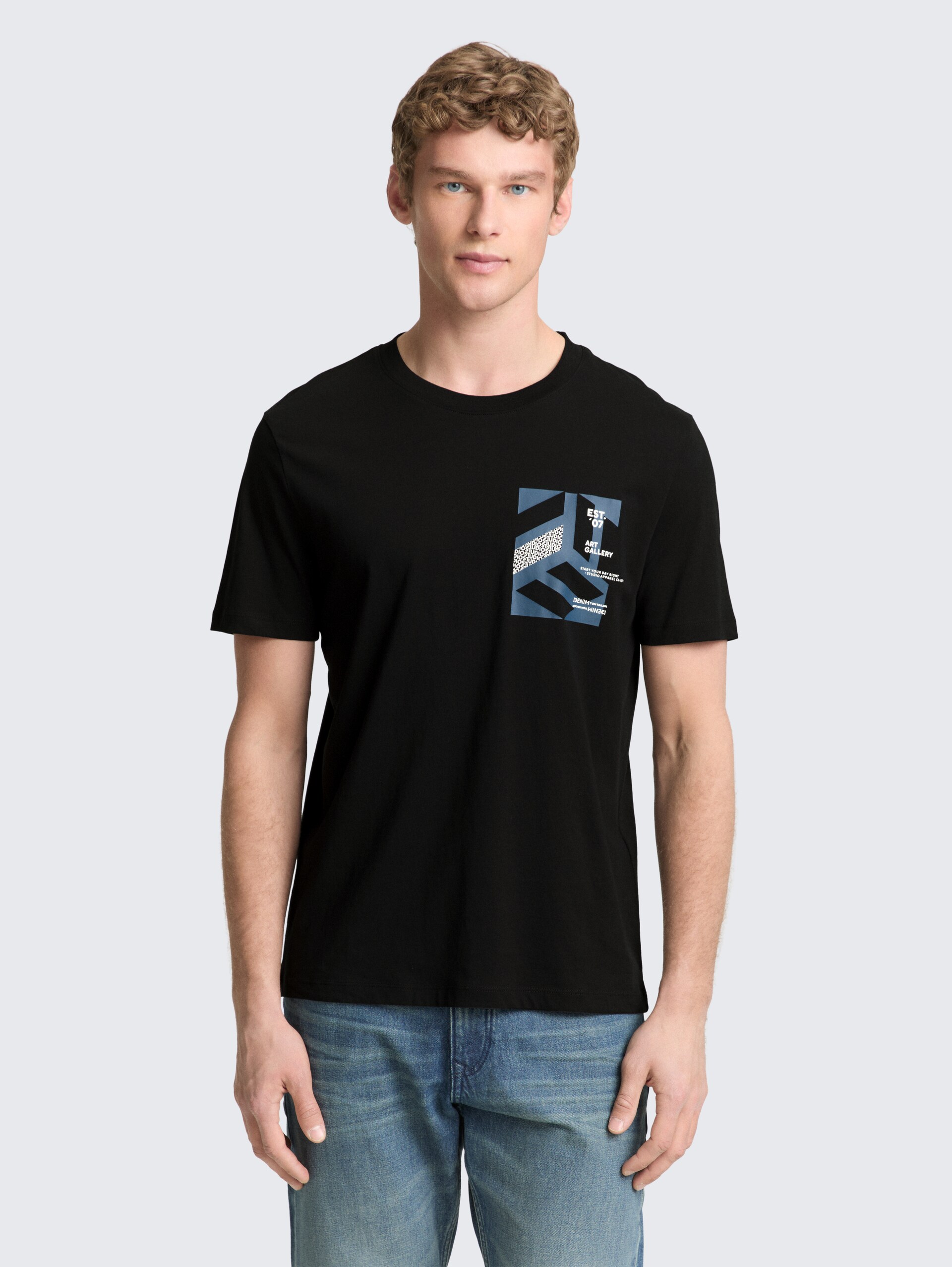T-Shirt mit Print - Black - Ausschnitt Model-Vorderansicht