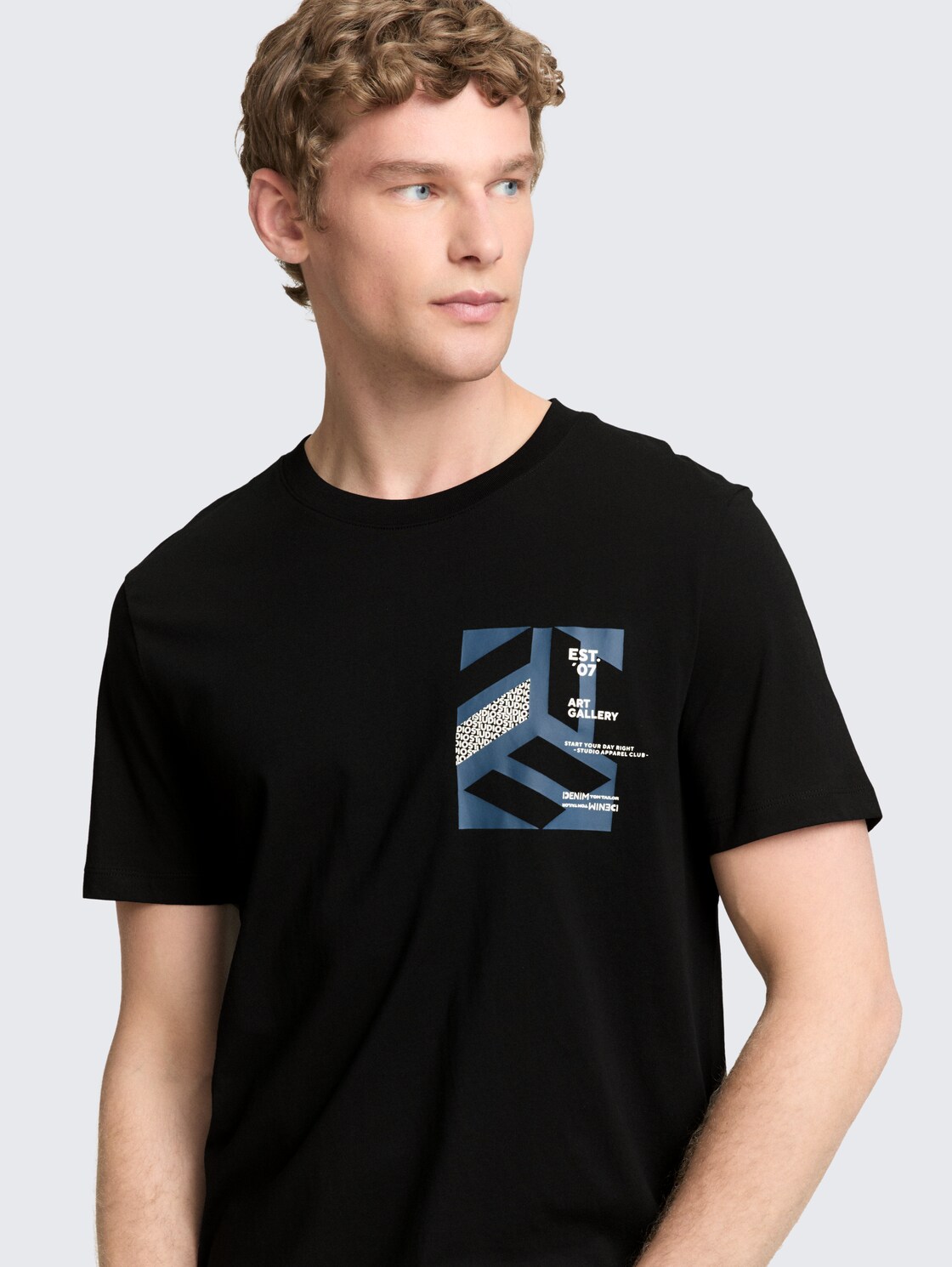 T-Shirt mit Print - Black - Detail-Model-Ansicht