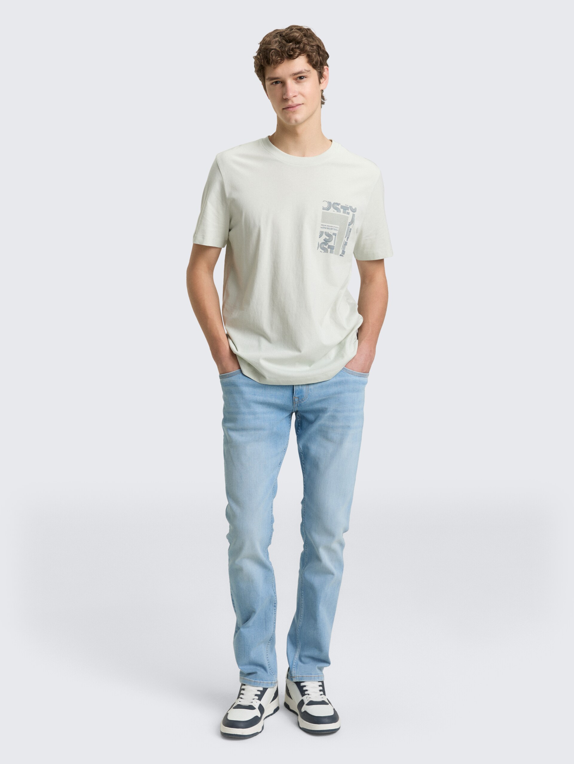 T-Shirt mit Print - frozen light mint - Model-Vorderansicht