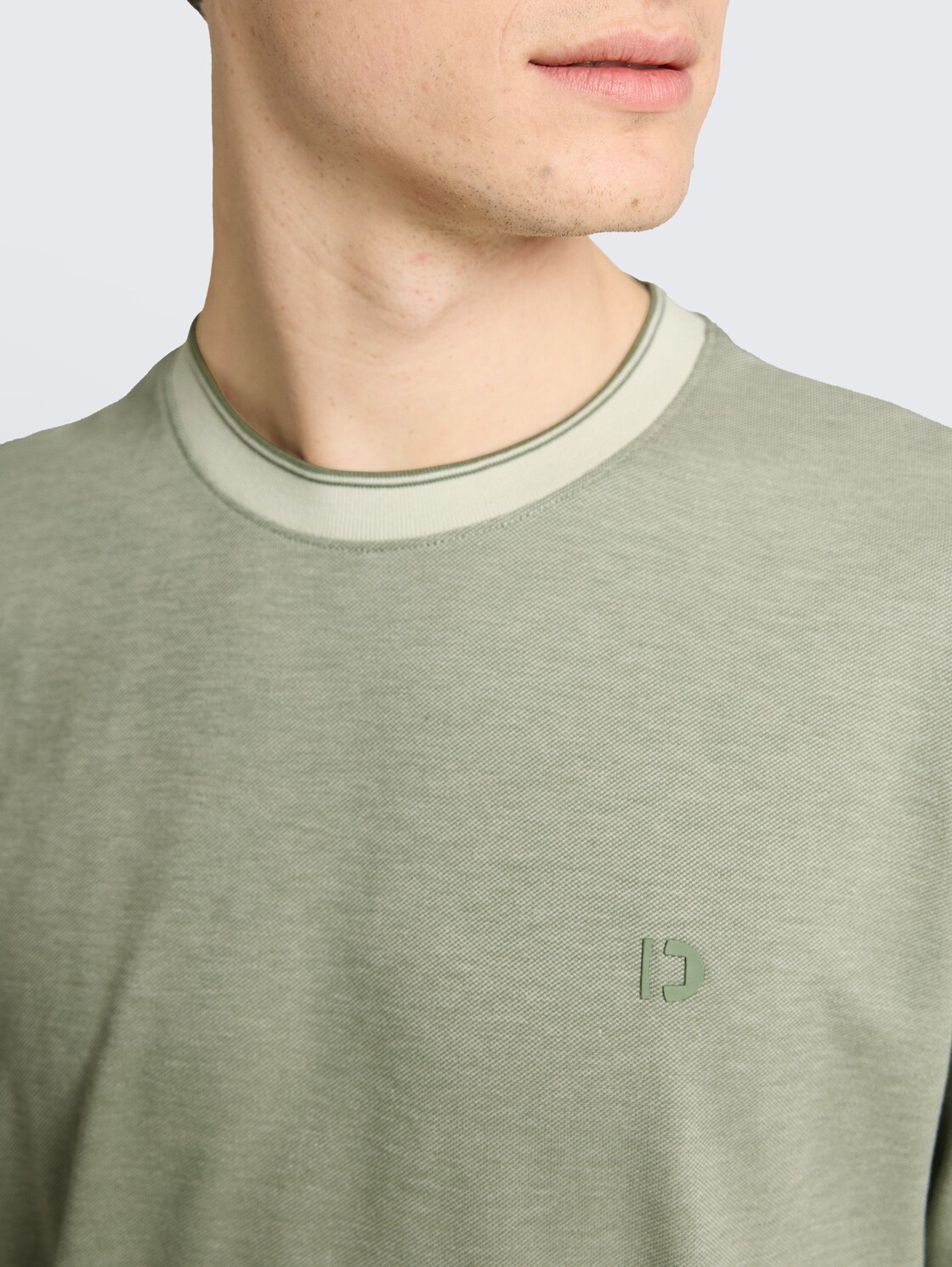 Relaxed Fit Piqué T-Shirt - mint sea spray two tone pique - Detail-Model-Ansicht