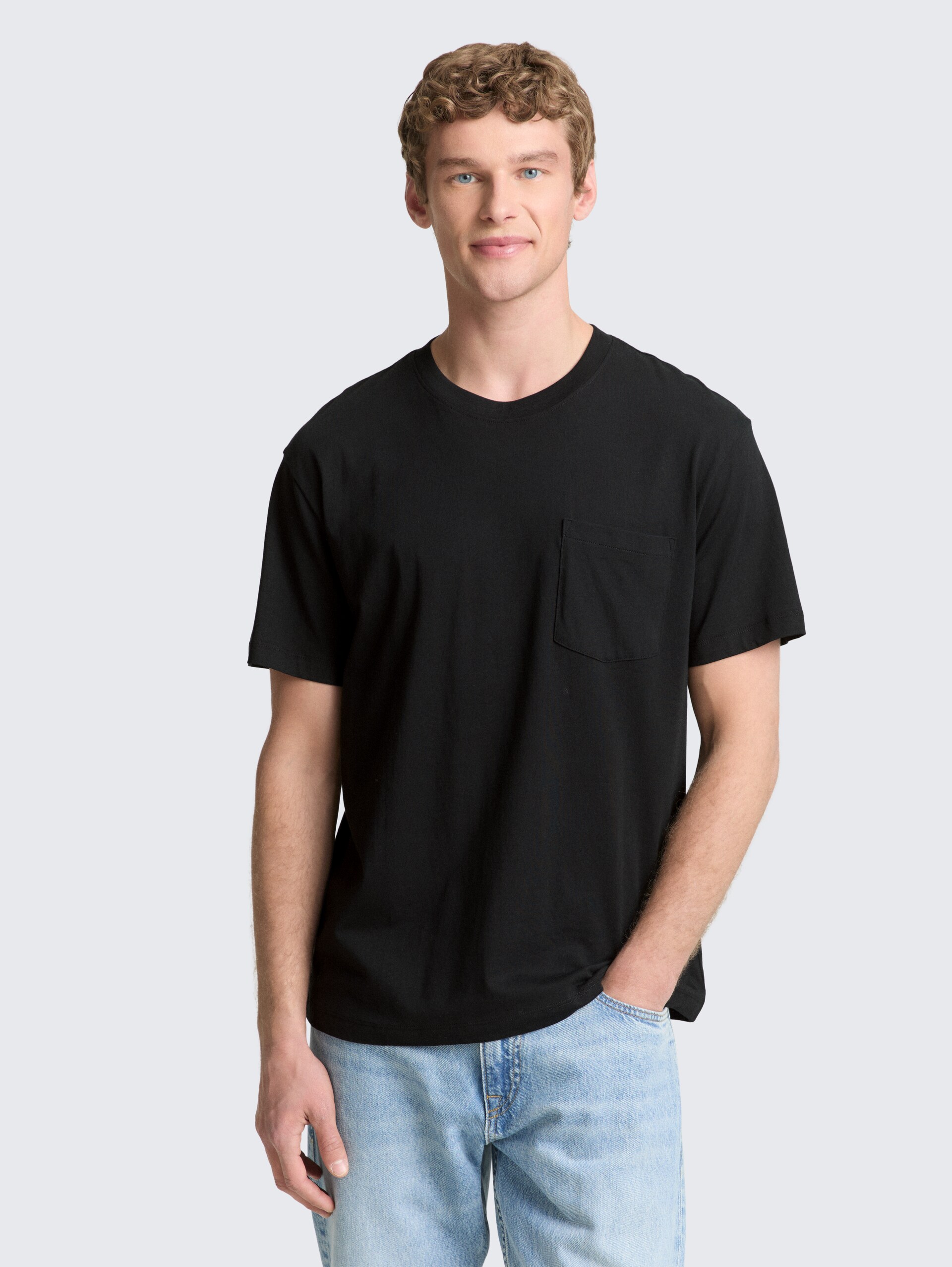 Relaxed Fit T-Shirt mit Brusttasche - Black - Ausschnitt Model-Vorderansicht
