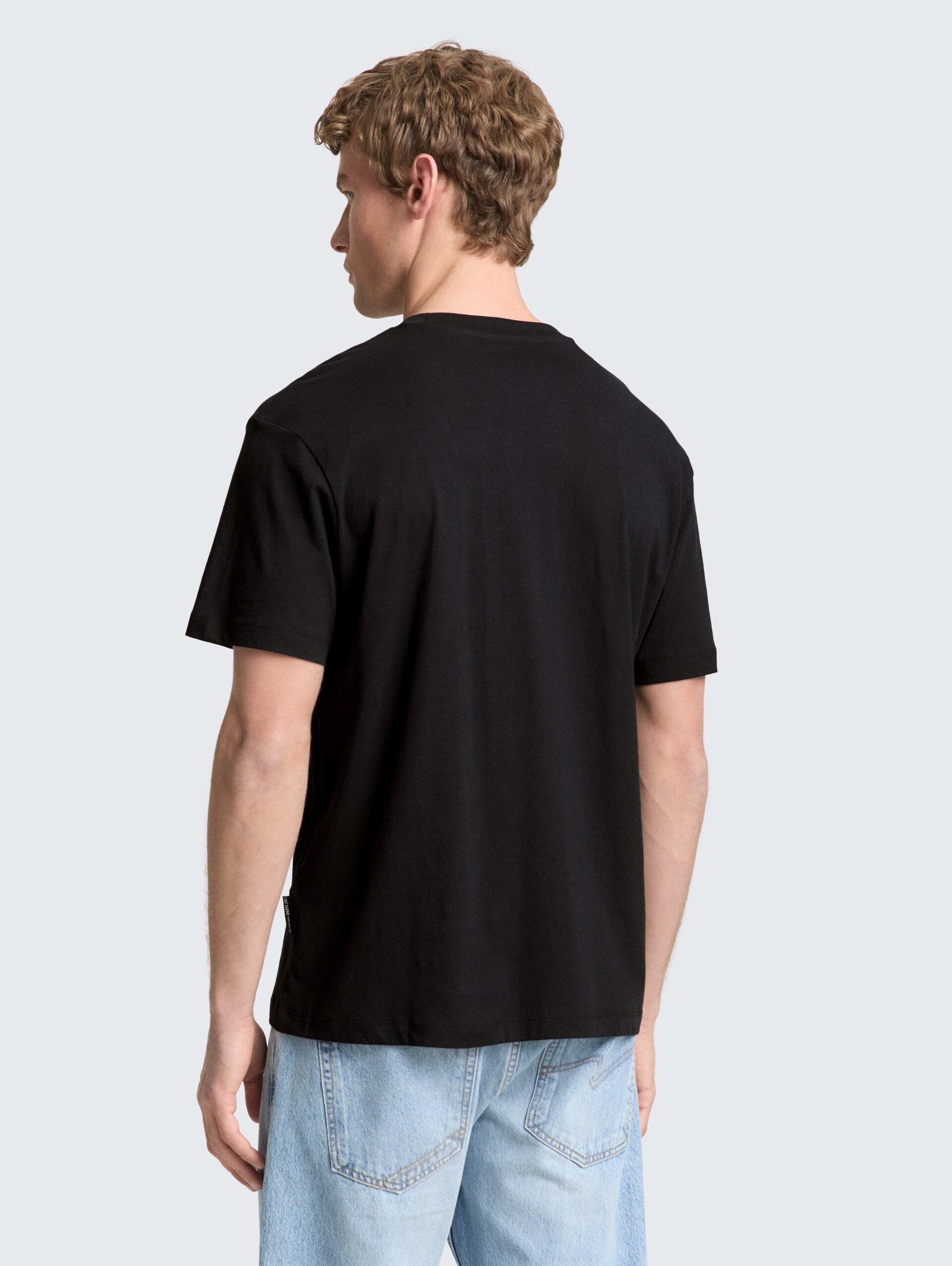 Relaxed Fit T-Shirt mit Brusttasche - Black - Auschnitt Model-Rückansicht