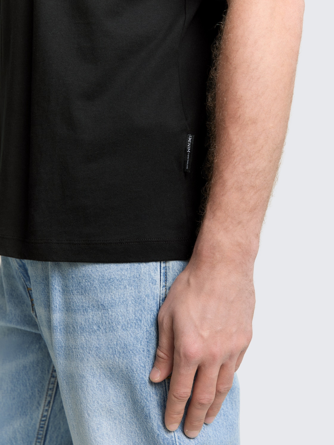 Relaxed Fit T-Shirt mit Brusttasche - Black - Detail-Model-Ansicht