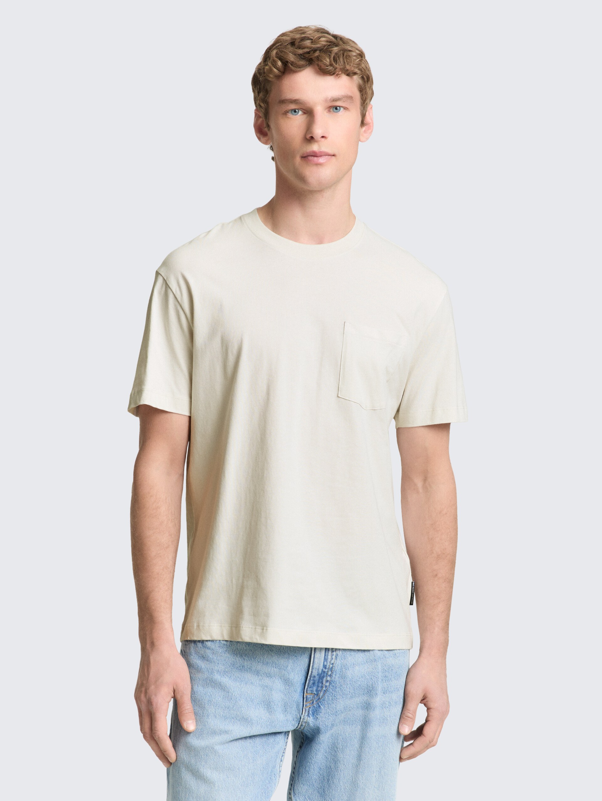 Relaxed Fit T-Shirt mit Brusttasche - greyish white - Ausschnitt Model-Vorderansicht