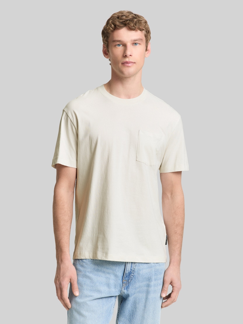 Relaxed Fit T-Shirt mit Brusttasche von Denim Male, greyish white