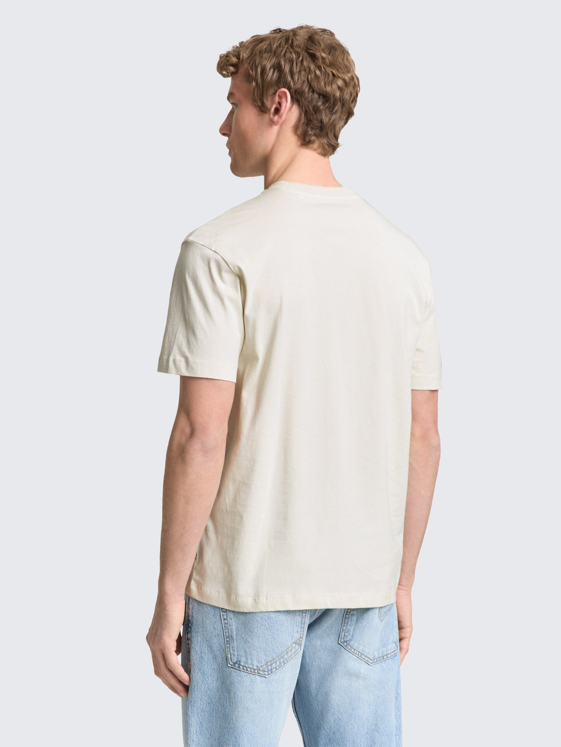 Relaxed Fit T-Shirt mit Brusttasche - greyish white - Auschnitt Model-Rückansicht