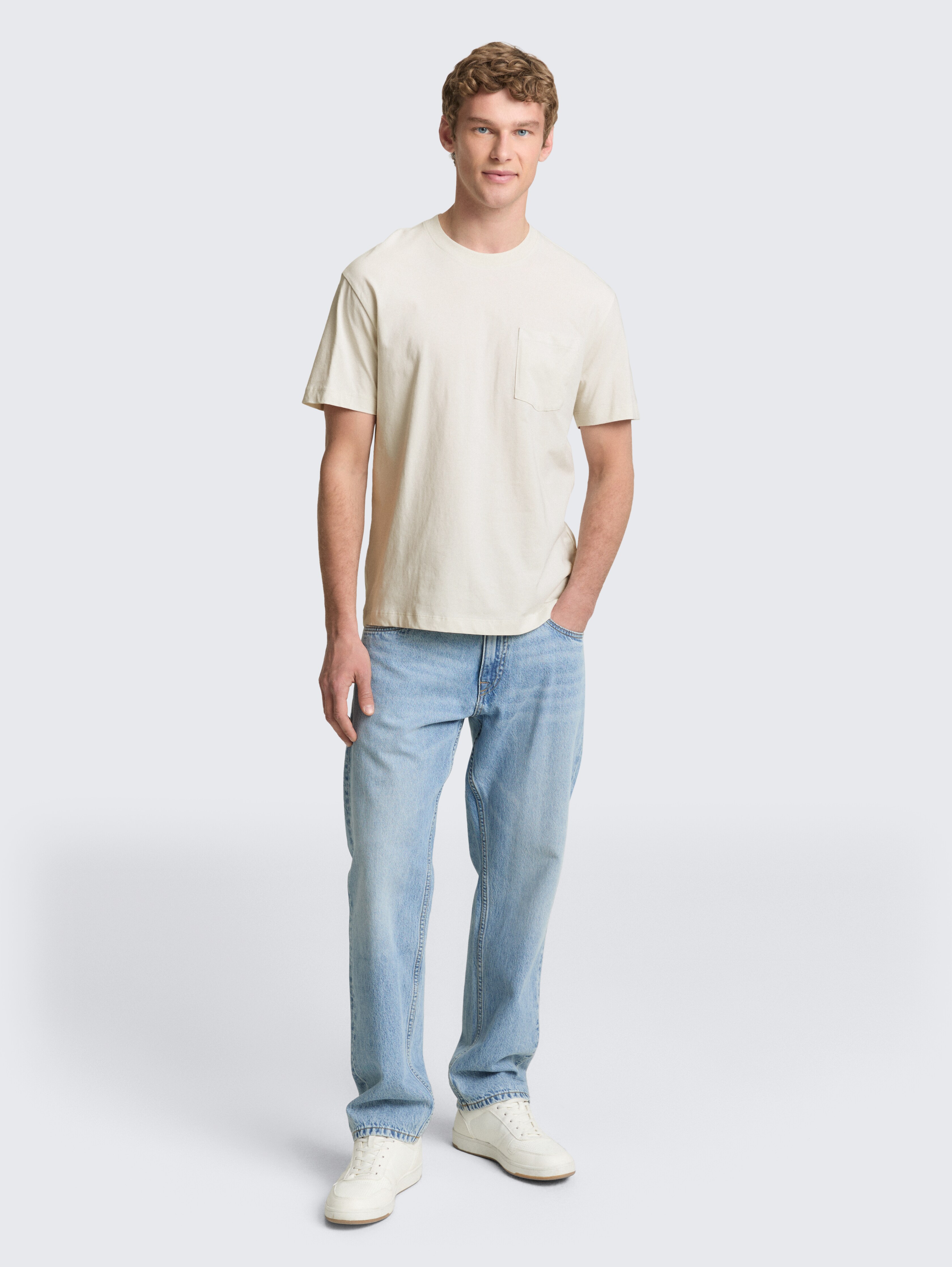 Relaxed Fit T-Shirt mit Brusttasche von Denim Male, greyish white