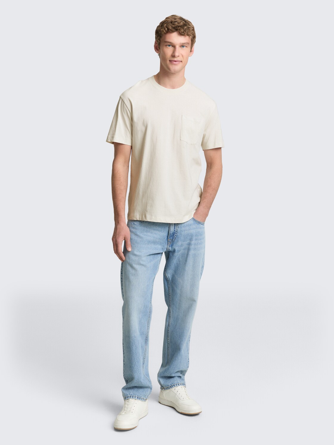 Relaxed Fit T-Shirt mit Brusttasche - greyish white - Model-Vorderansicht
