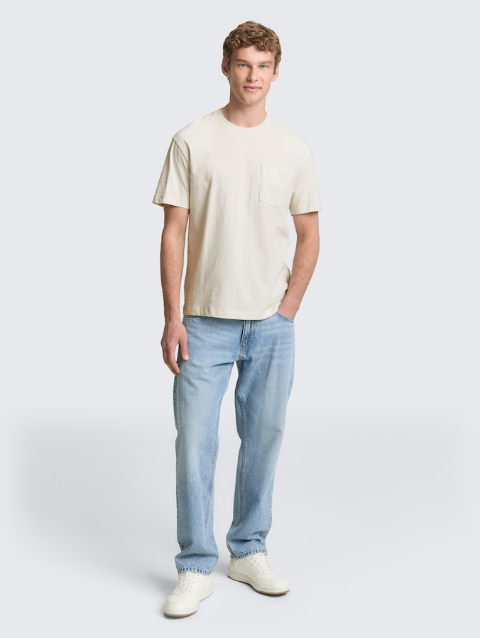 Relaxed Fit T-Shirt mit Brusttasche von Denim Male, greyish white
