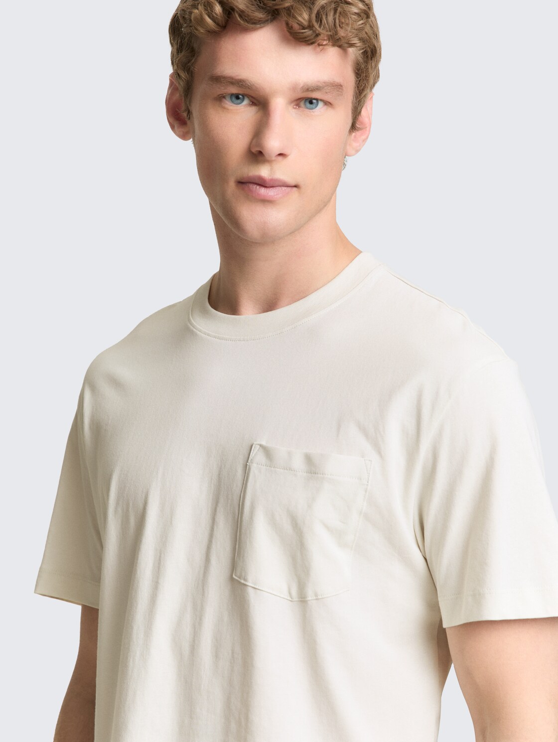 Relaxed Fit T-Shirt mit Brusttasche - greyish white - Detail-Model-Ansicht