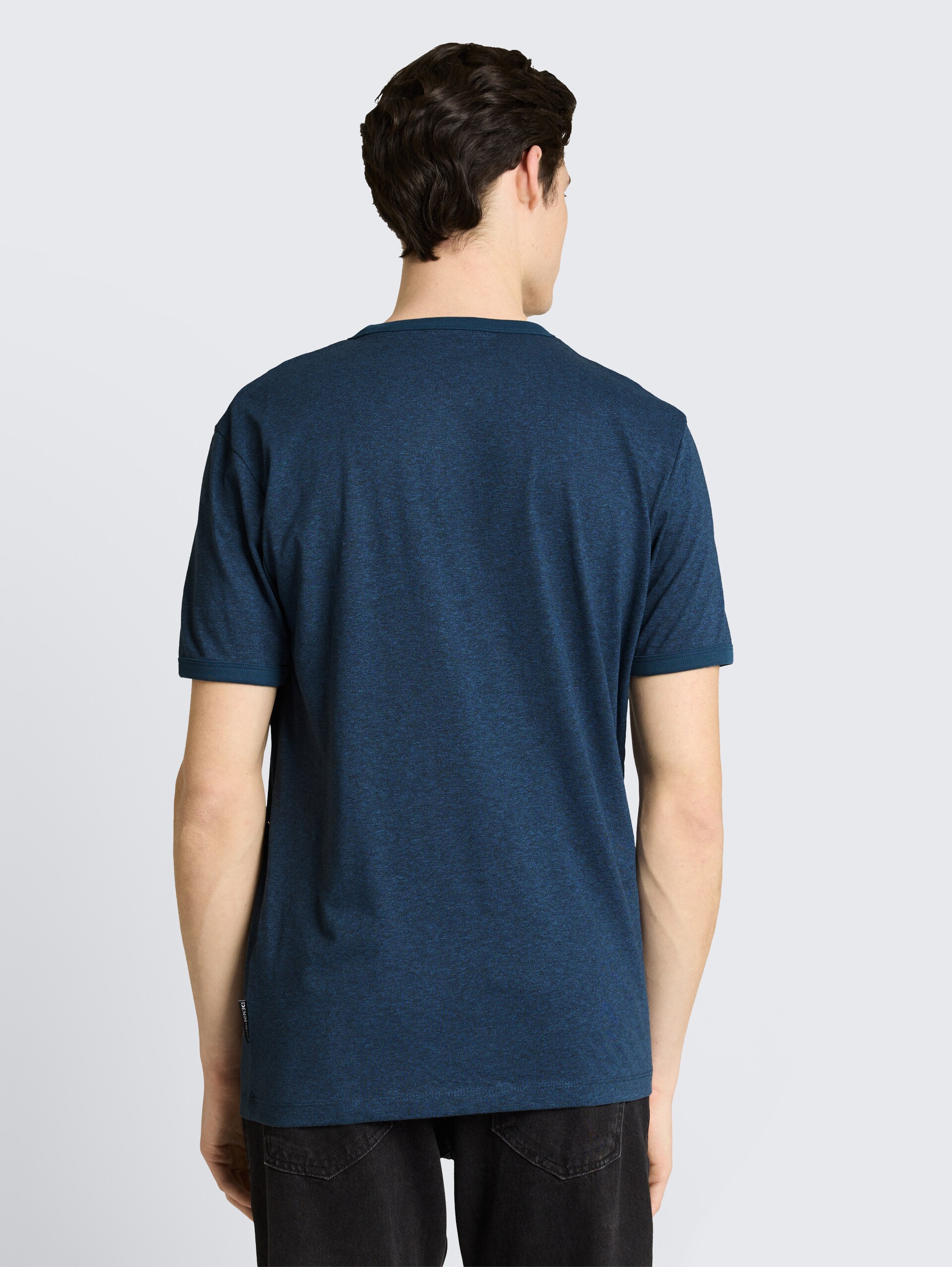 T-Shirt in Melange-Optik - nighttime blue melange - Auschnitt Model-Rückansicht