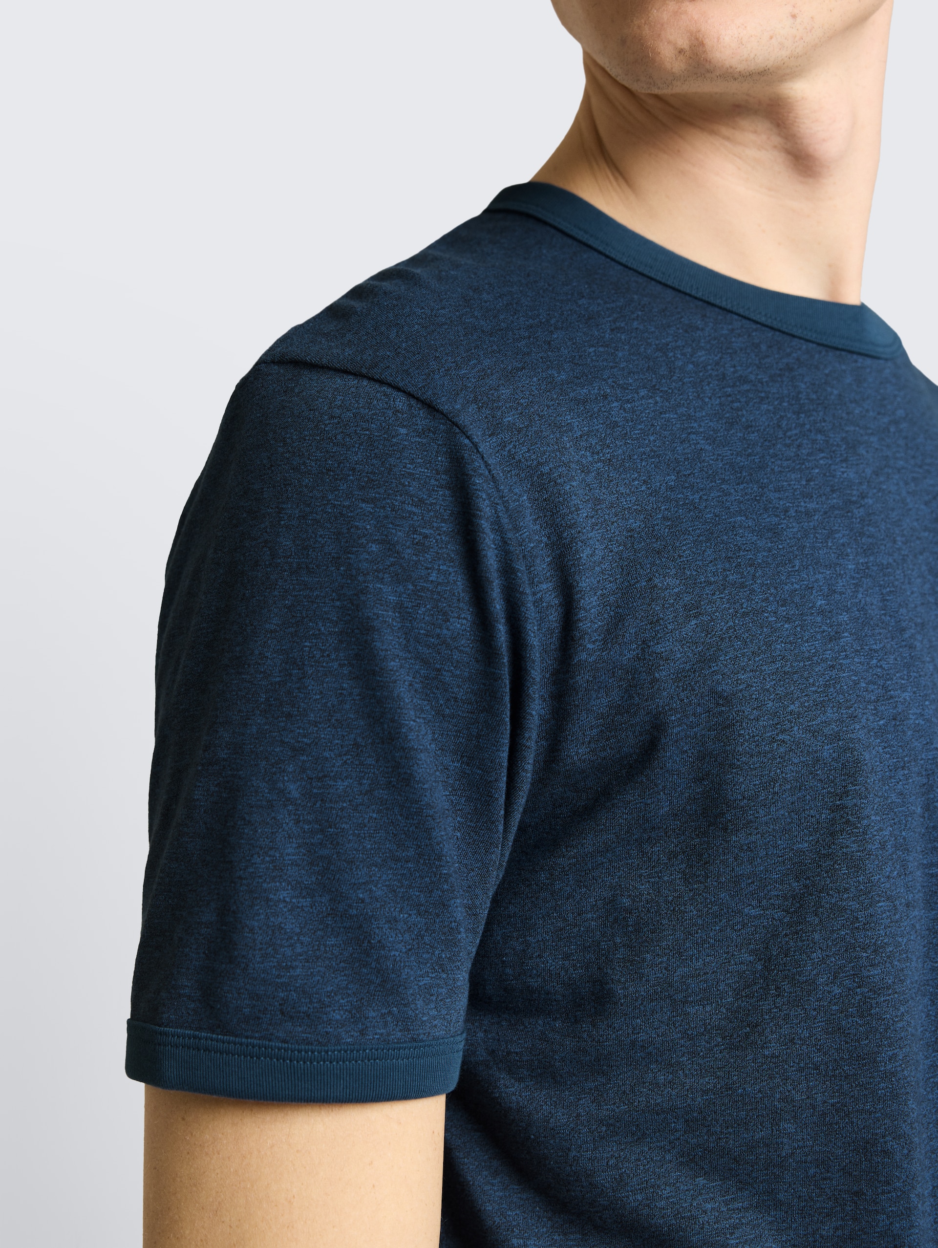 T-Shirt in Melange-Optik - nighttime blue melange - Detail-Model-Ansicht
