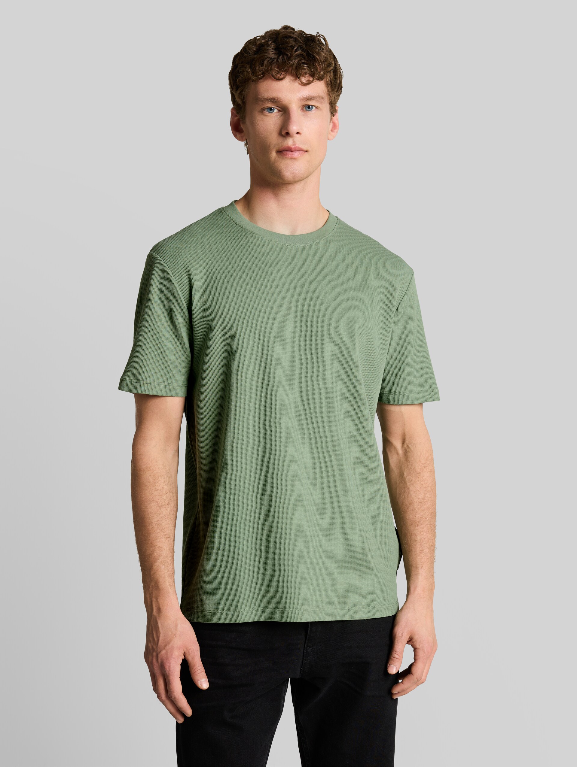 T-shirt with waffle texture - Sea Spray - Neckline model front view
