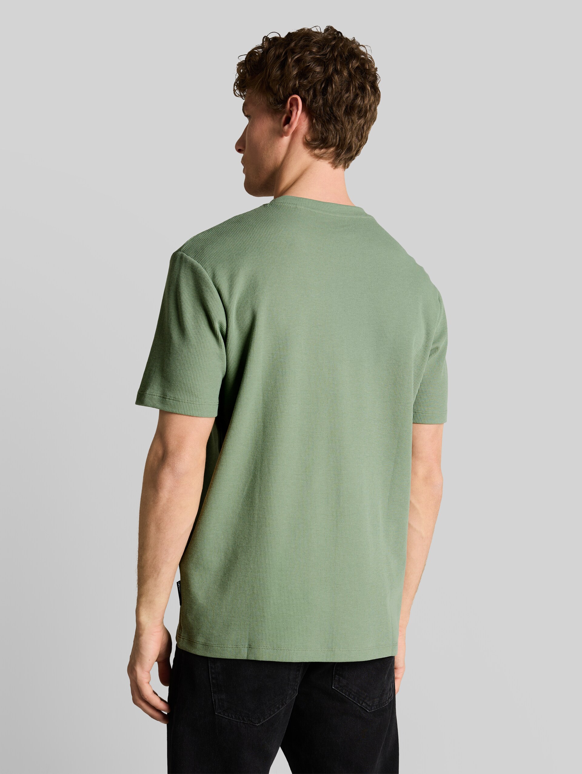 T-shirt with waffle texture - Sea Spray - Neckline model-back view